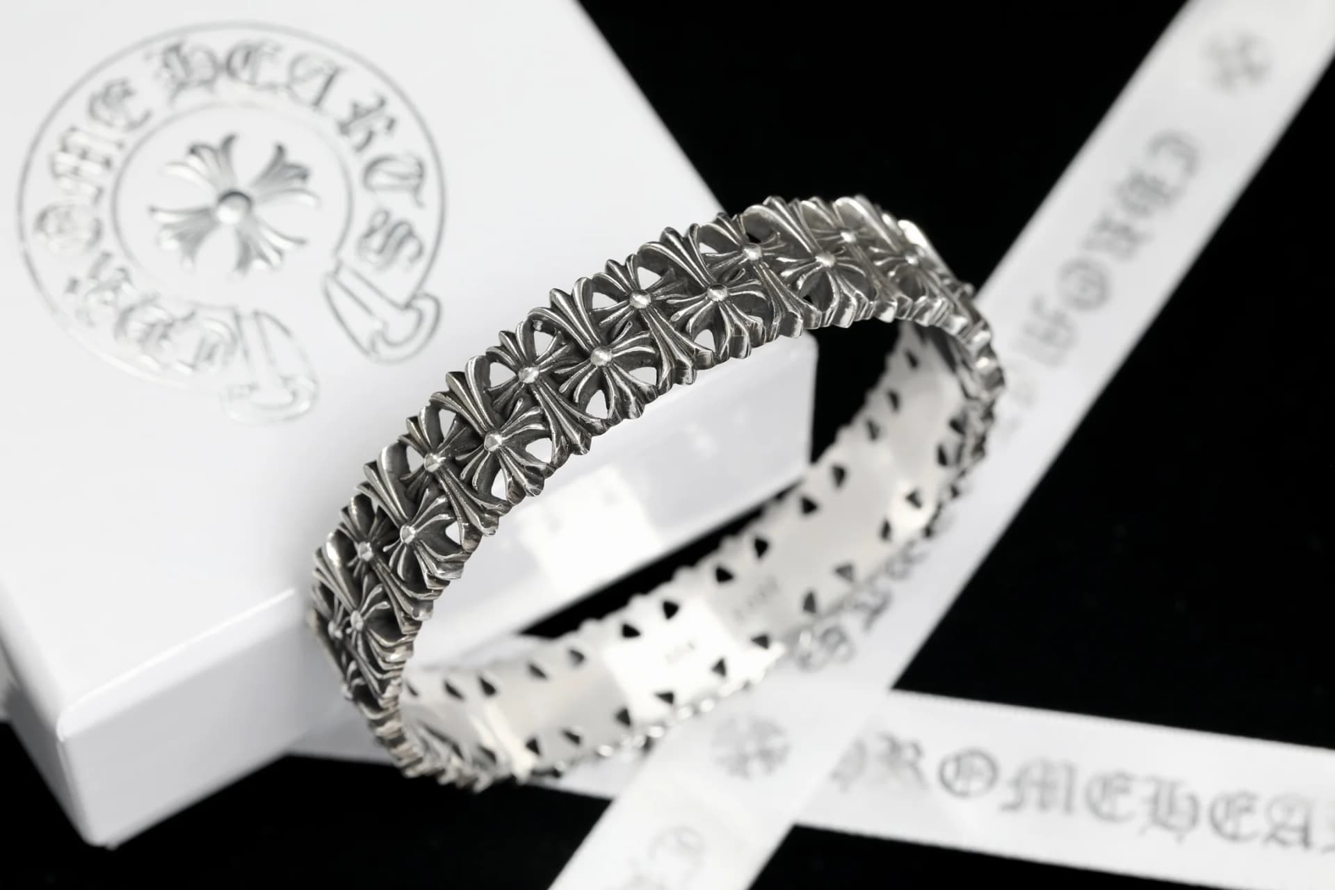 Жесткий серебряный браслет Chrome Hearts с крестами на фирменной коробке