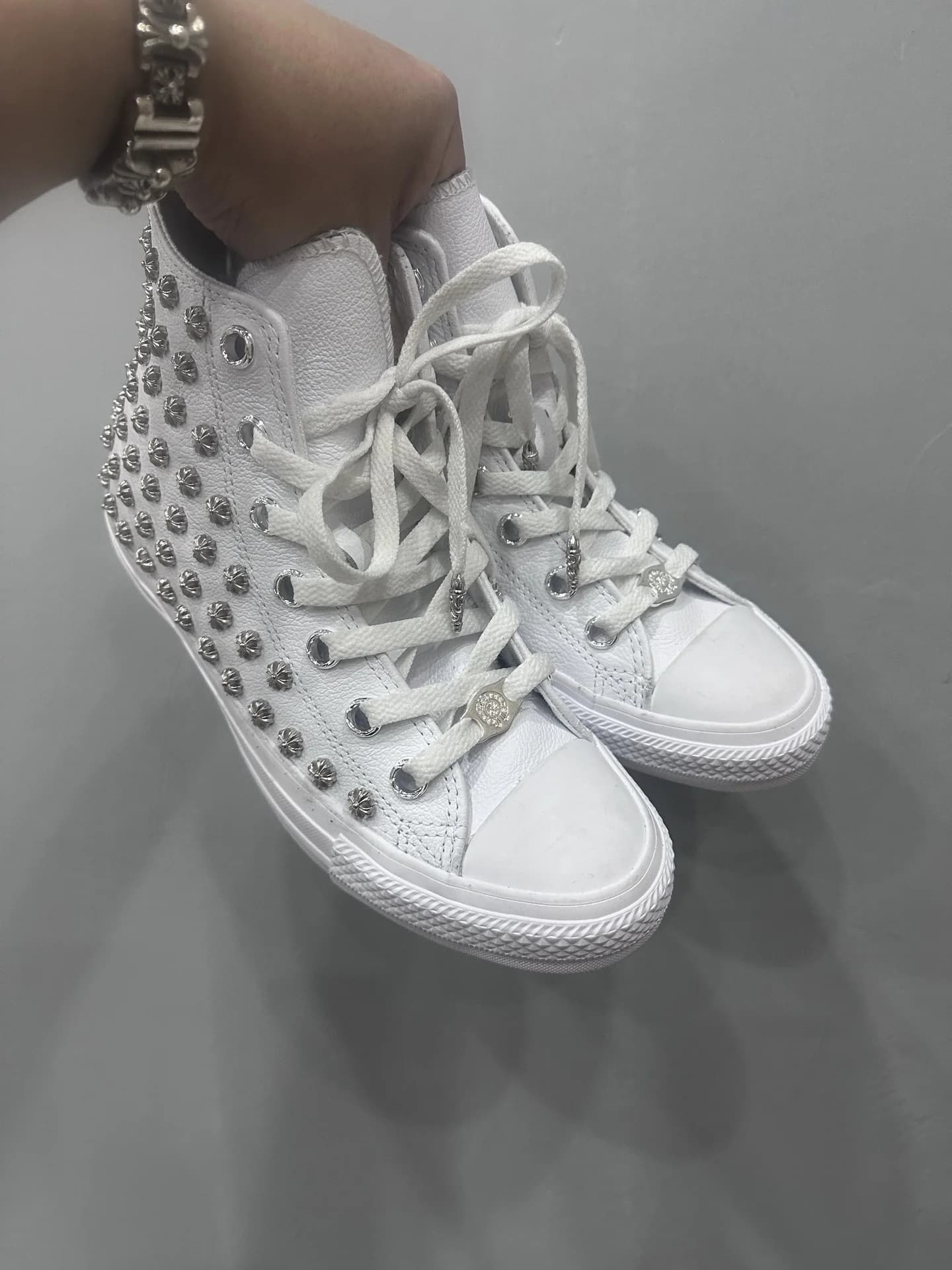 Высокие белые кеды Chrome Hearts x Converse All Star с заклепками-крестами, вид сбоку