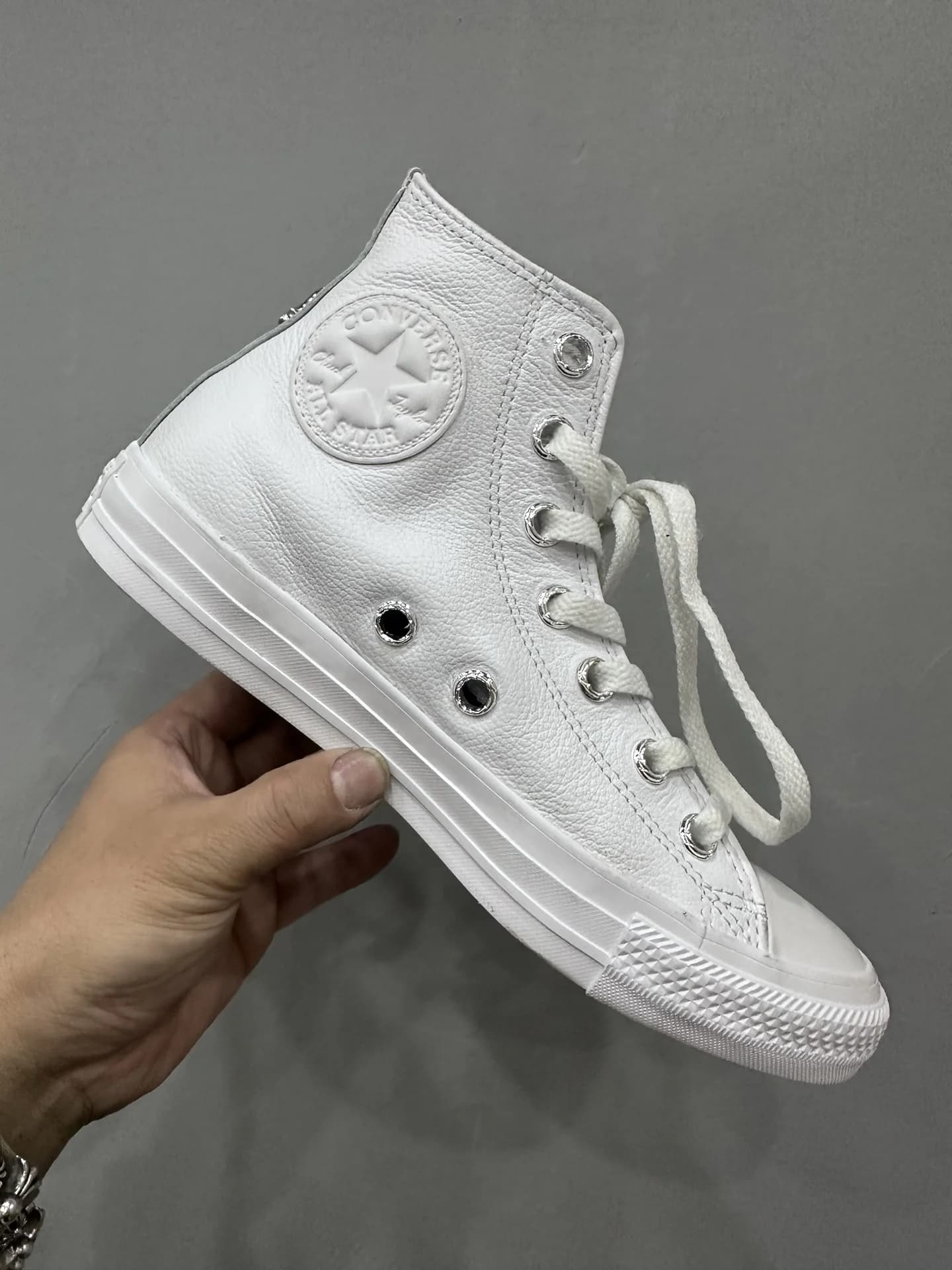 Внутренняя сторона кед Chrome Hearts x Converse All Star с круглым патчем