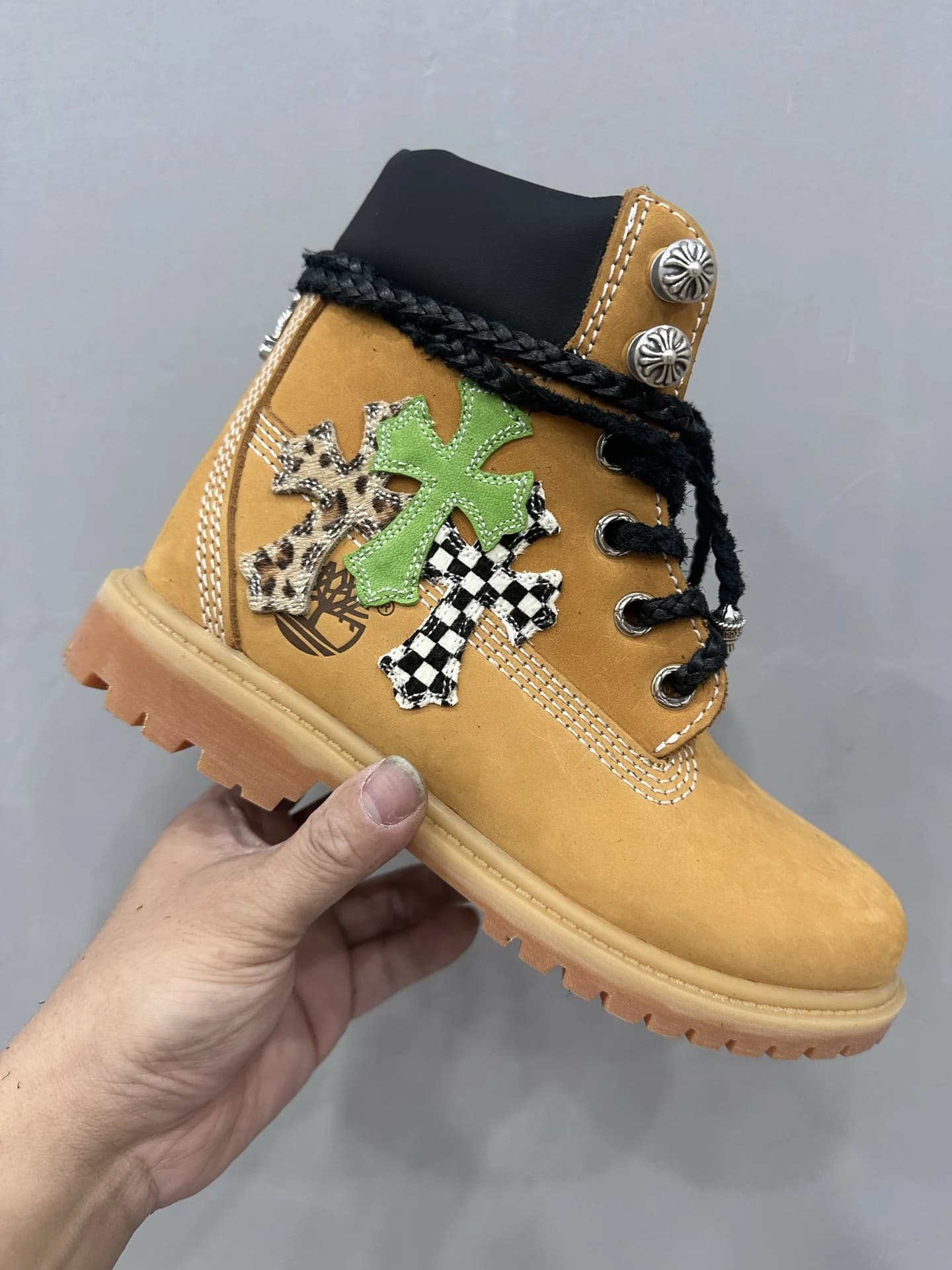 Ботинок Chrome Hearts x Timberland из нубука с леопардовыми и зелеными крестами