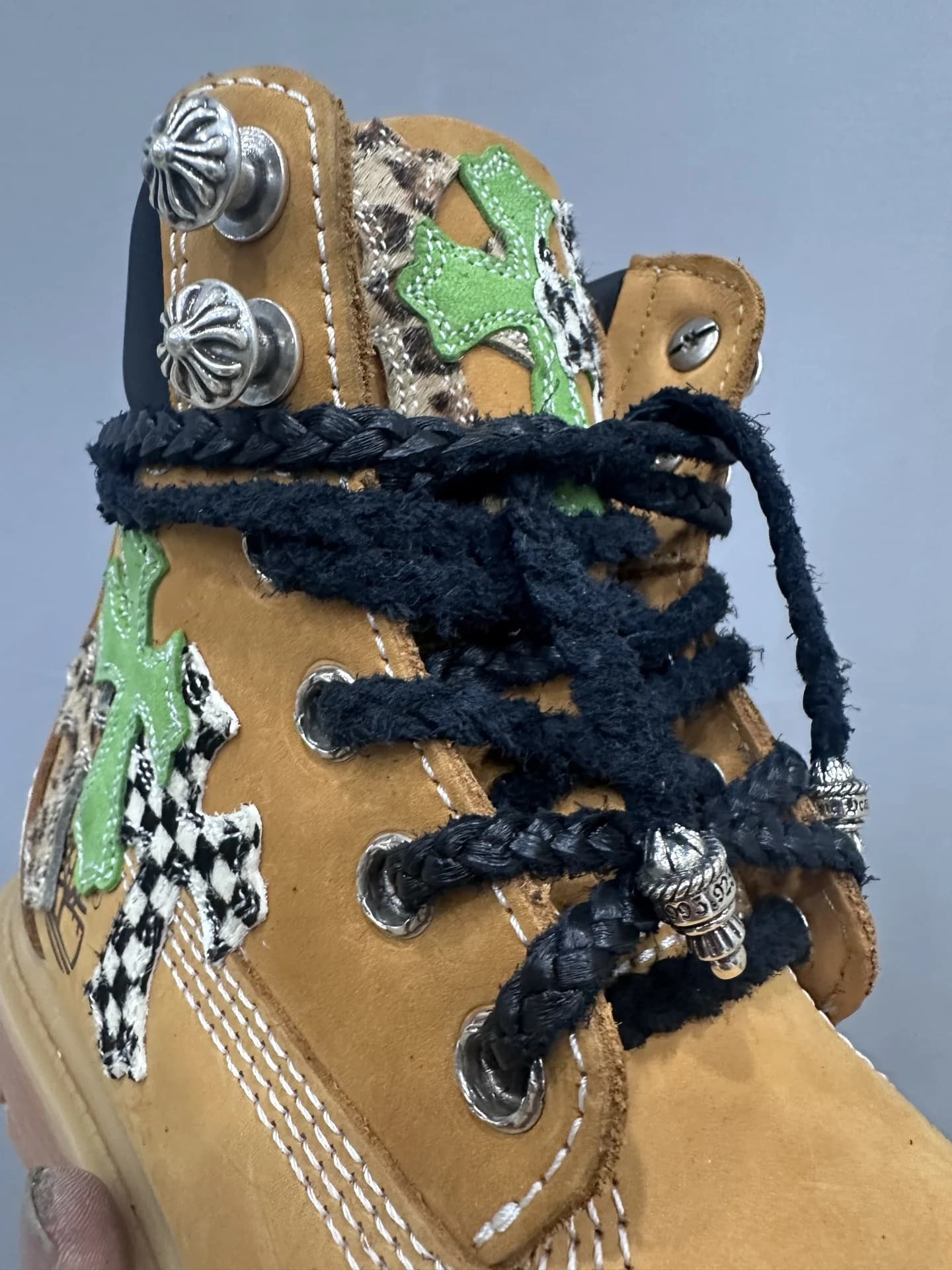 Детали шнуровки и серебряной фурнитуры на ботинках Chrome Hearts x Timberland