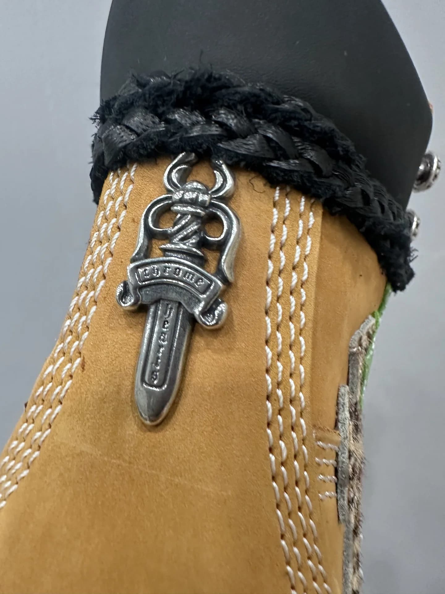 Серебряная подвеска-кинжал Chrome Hearts на заднике ботинка Timberland