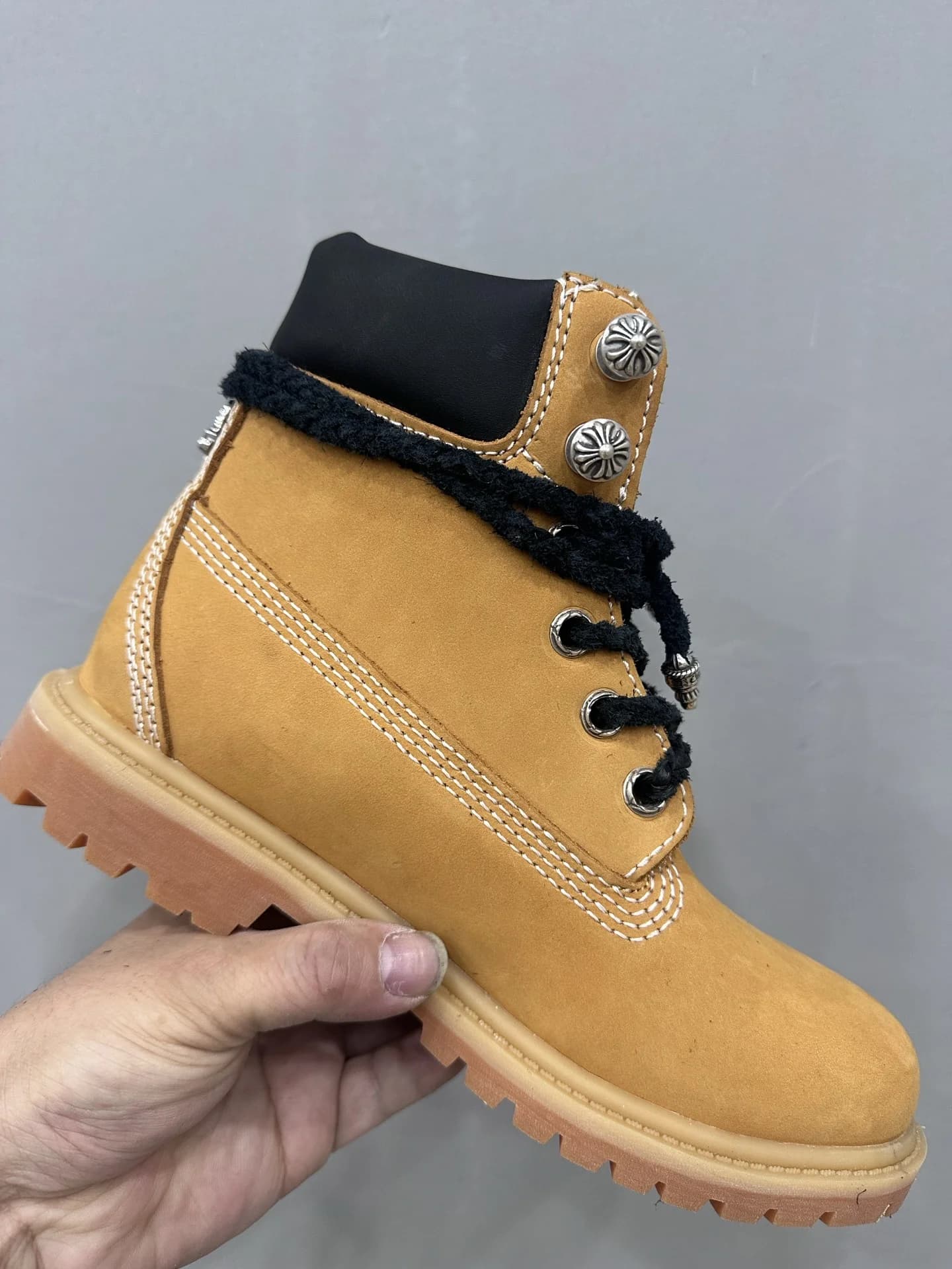 Ботинок Chrome Hearts x Timberland, вид сбоку без нашивок