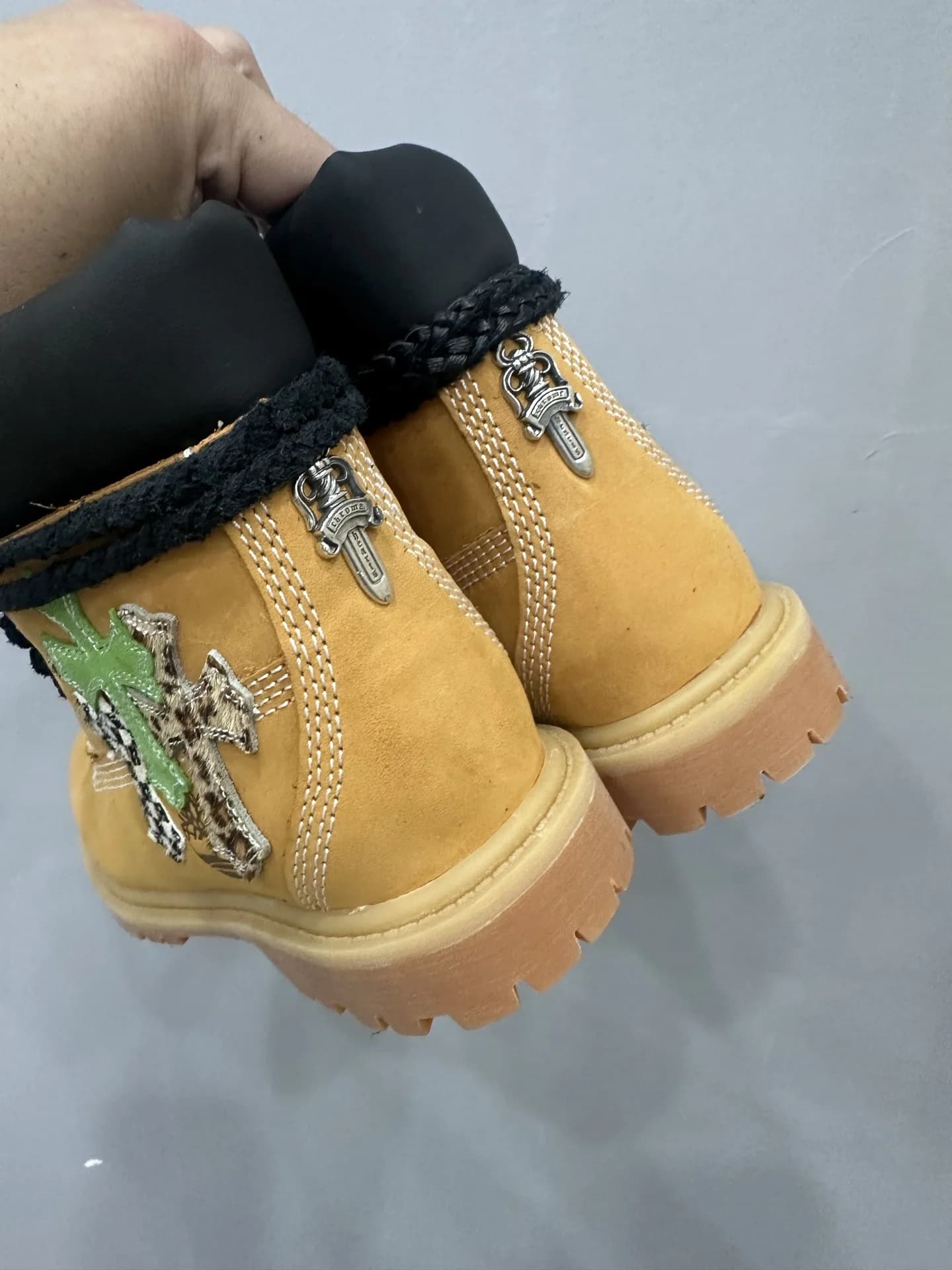 Пара ботинок Chrome Hearts x Timberland, вид сзади с серебряными кинжалами