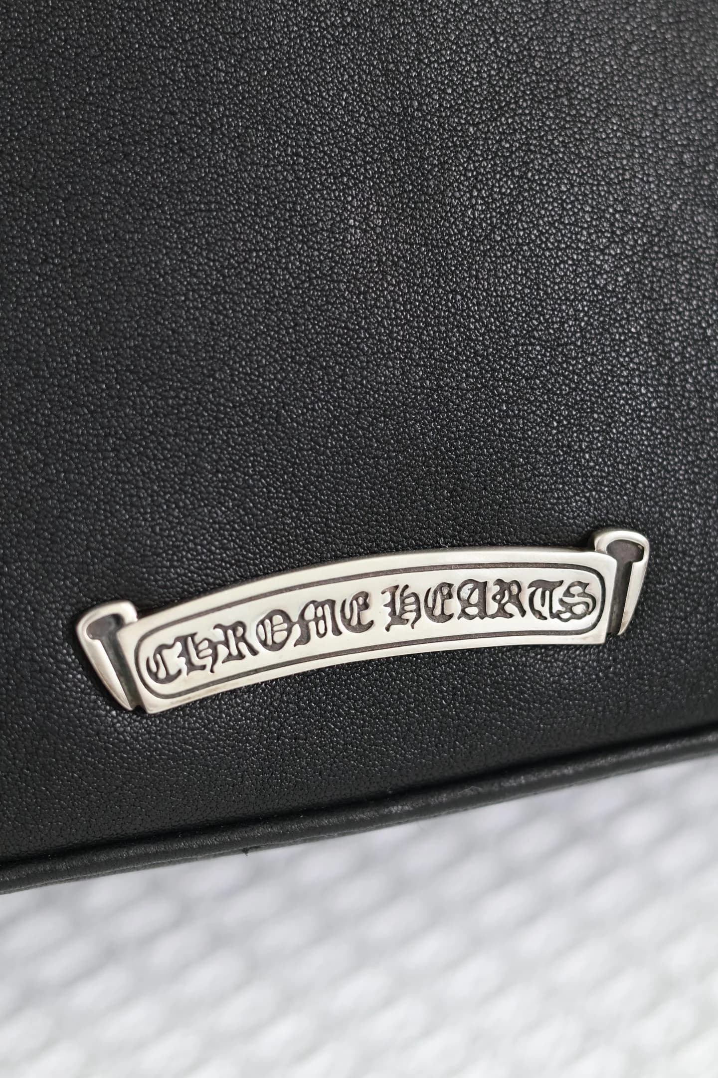 Серебряная плакетка с логотипом Chrome Hearts Scroll крупным планом