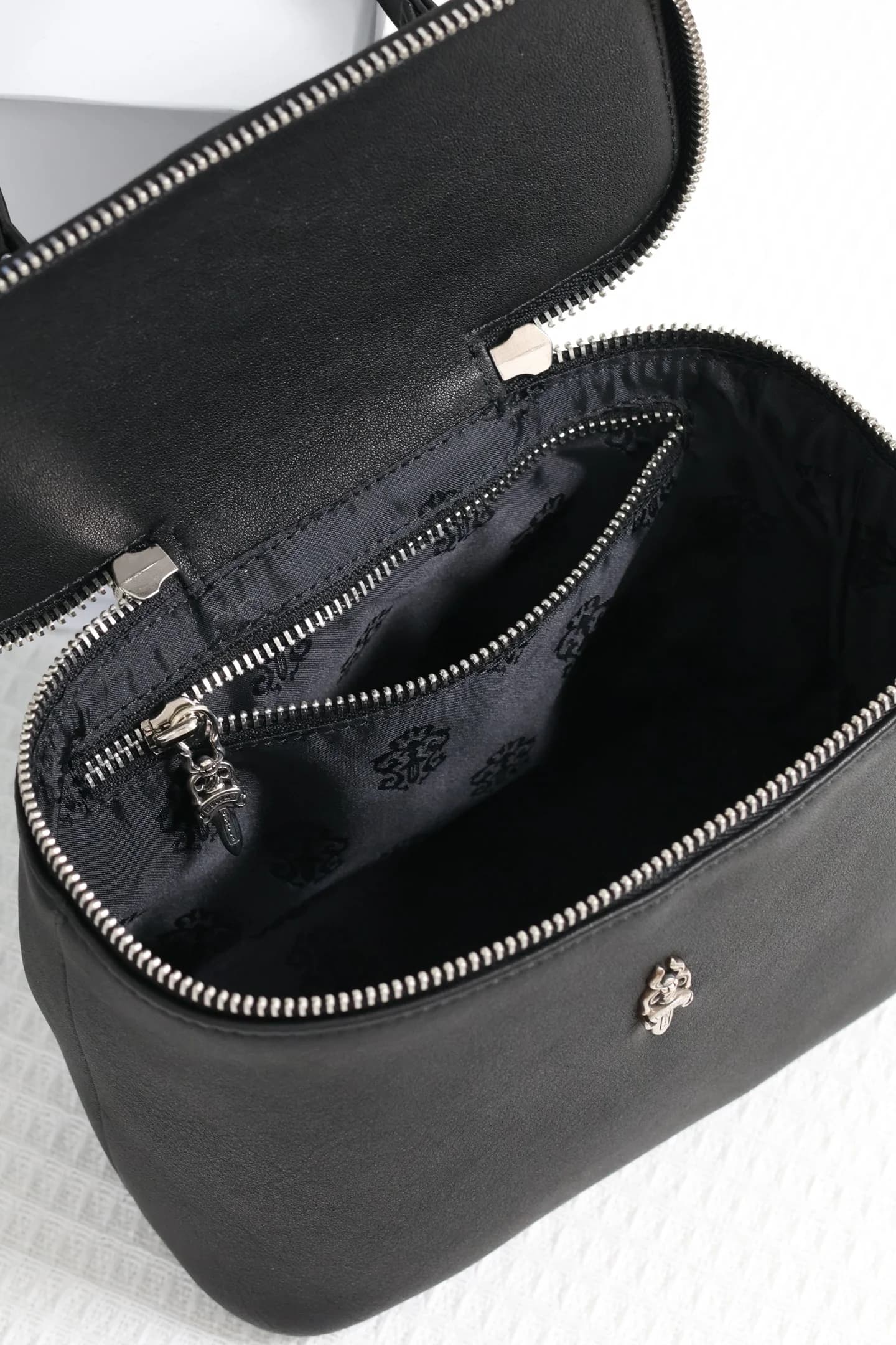 Сумка Chrome Hearts в открытом виде с обзором внутреннего отделения