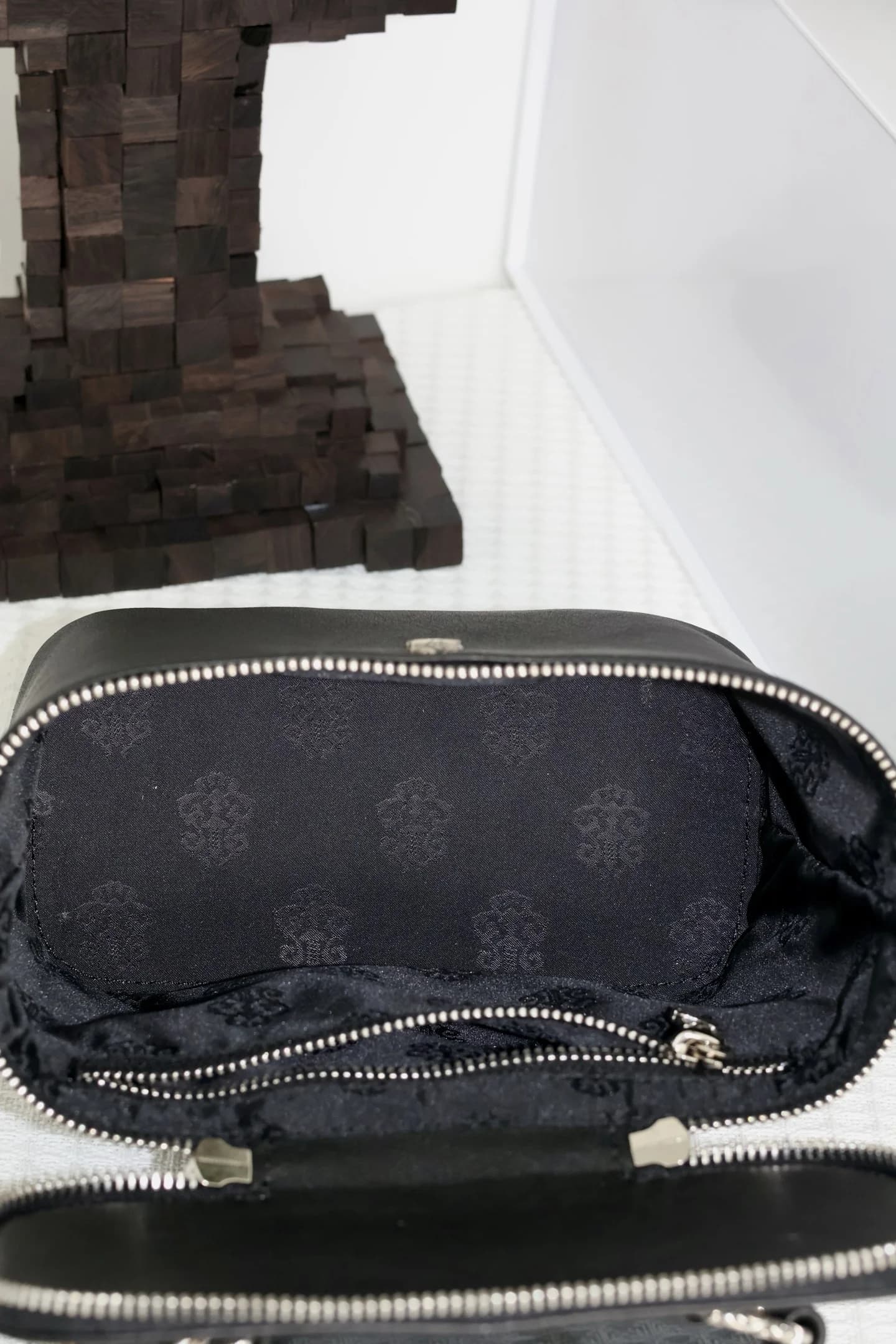 Внутреннее отделение сумки Chrome Hearts с фирменной жаккардовой подкладкой и карманом на молнии
