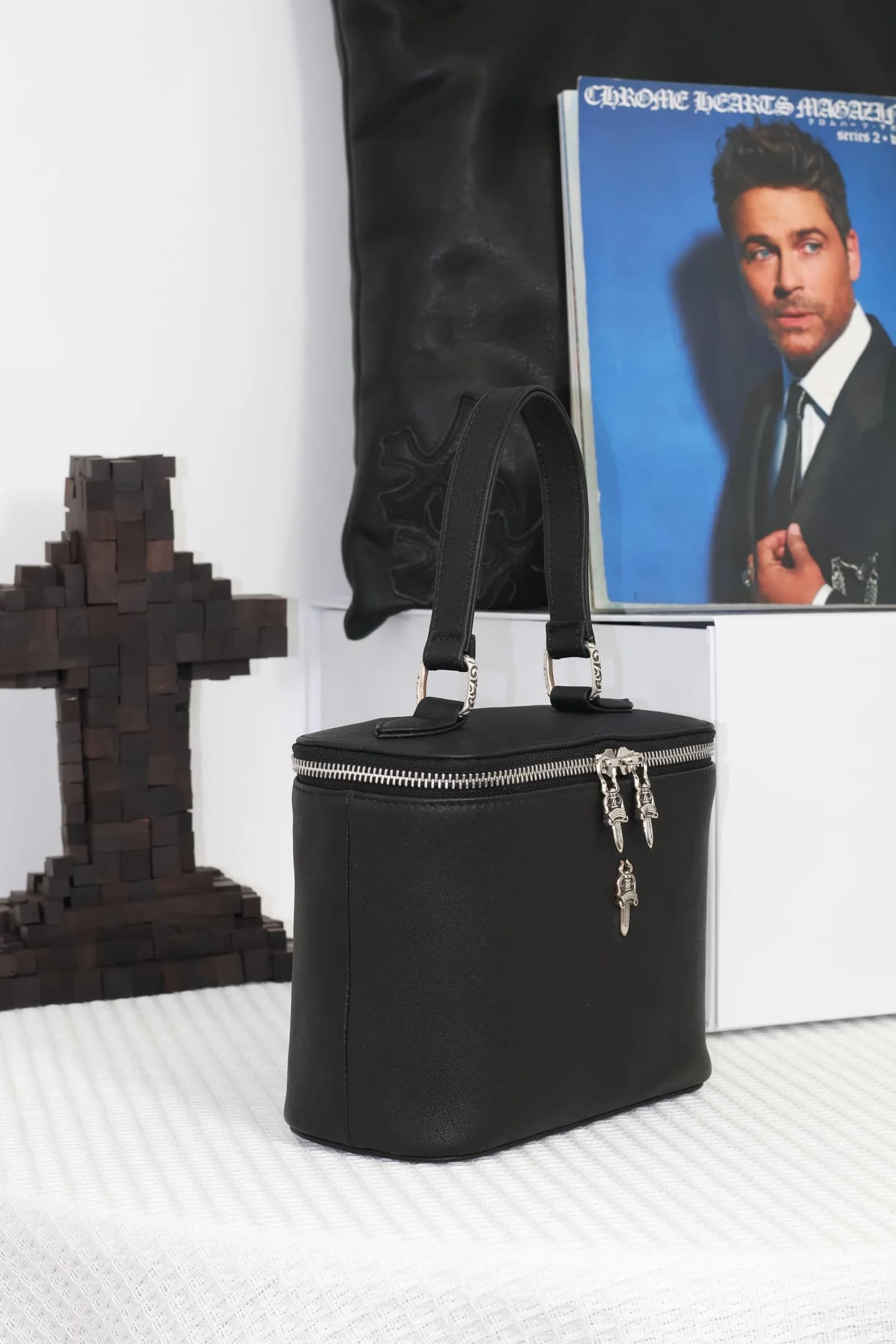 Сумка Chrome Hearts из зернистой кожи, вид сбоку