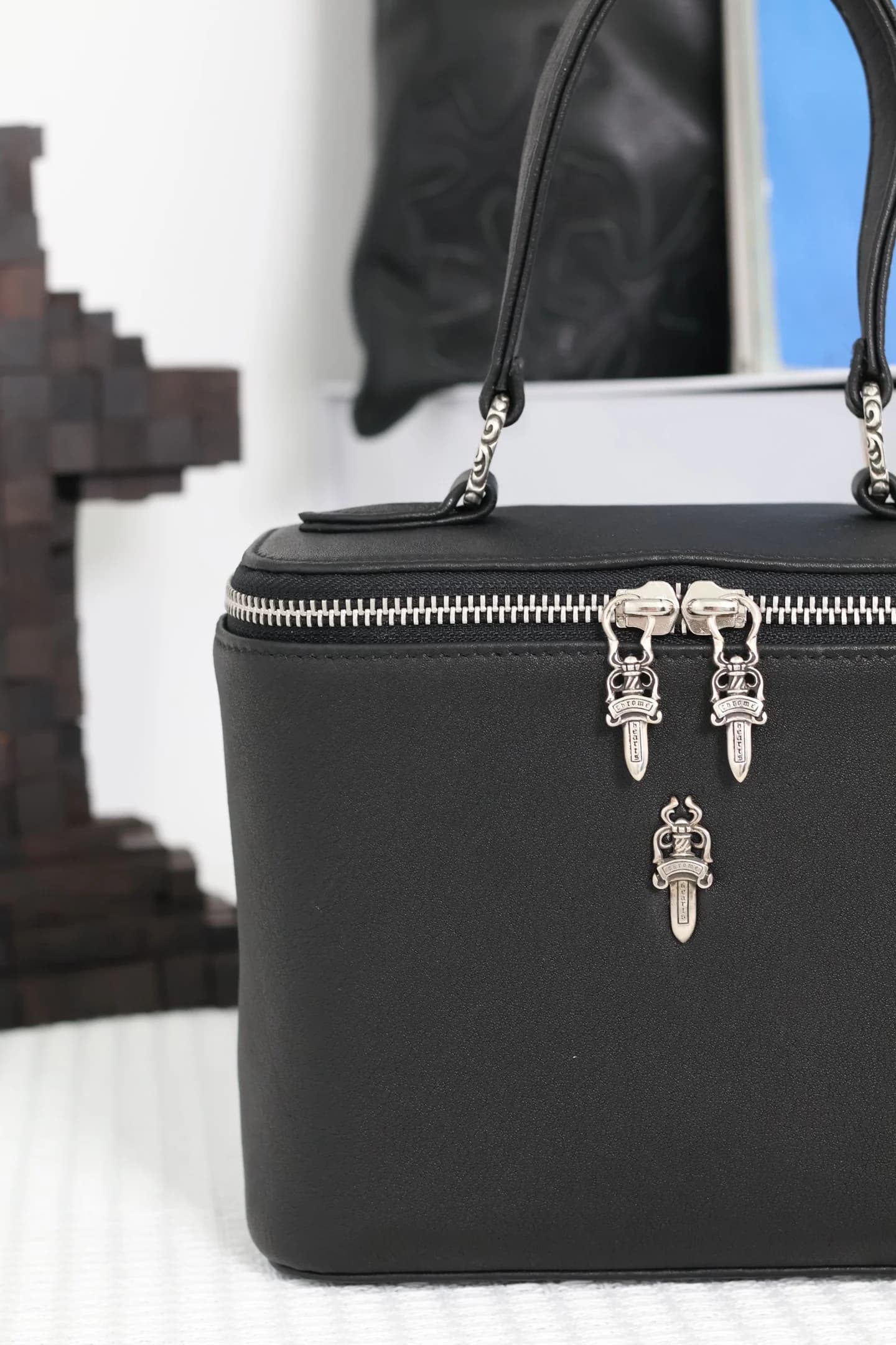 Передняя часть сумки Chrome Hearts с серебряными подвесками Dagger