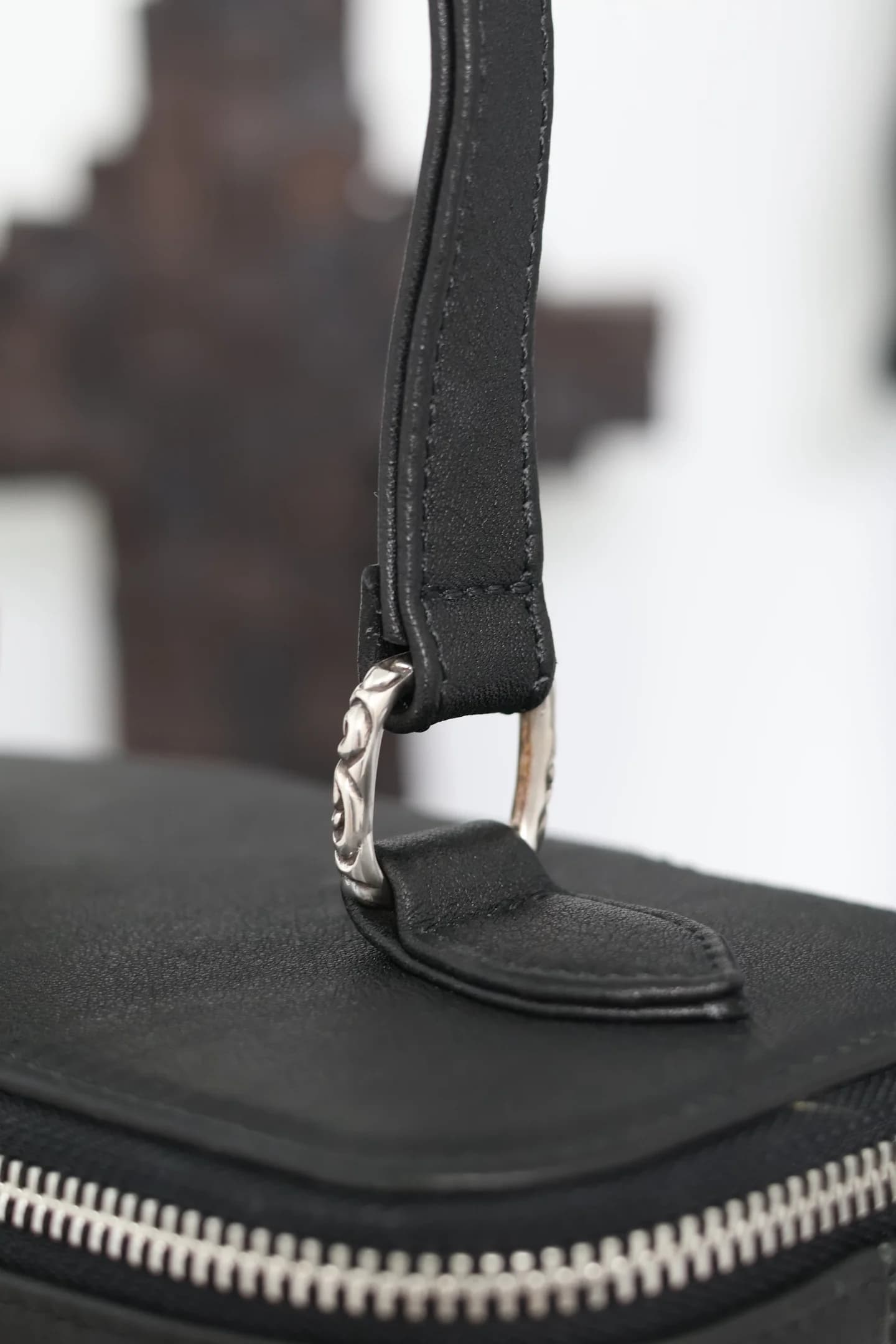 Крепление кожаной ручки с гравированным серебряным кольцом сумки Chrome Hearts