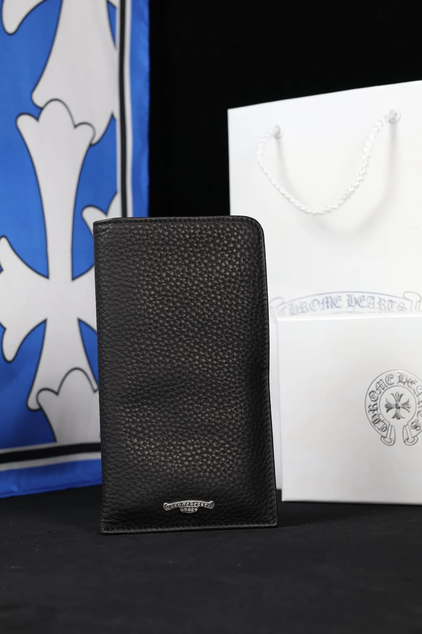 Кожаный чехол для телефона Chrome Hearts черного цвета, вид спереди