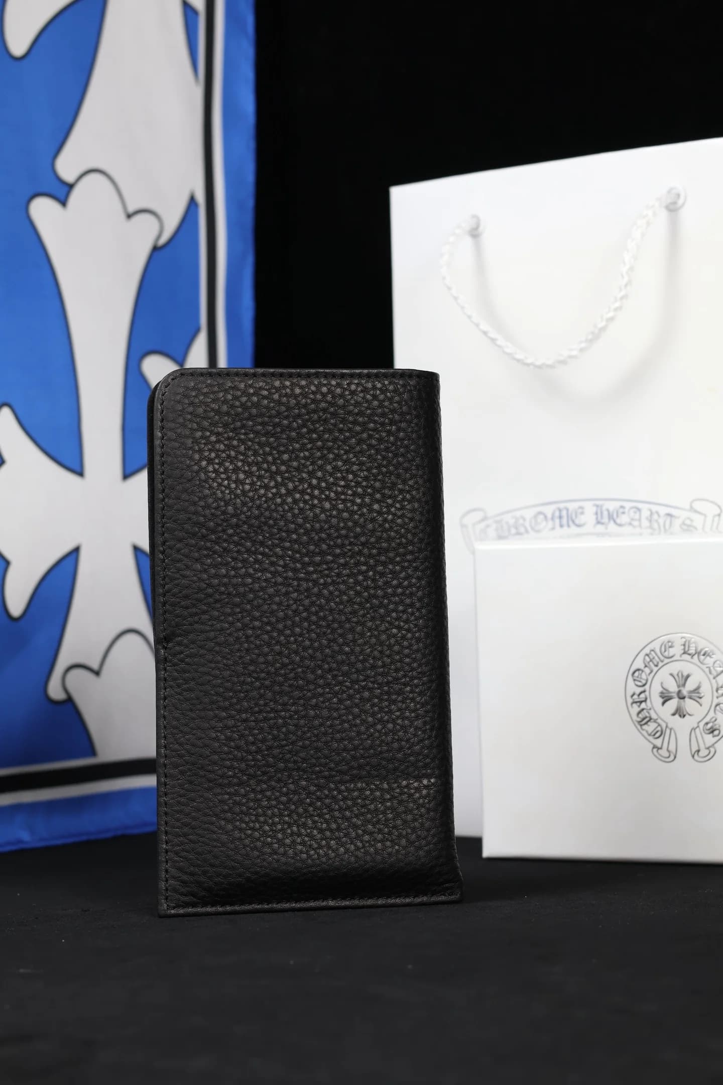 Чехол для смартфона Chrome Hearts из фактурной кожи, вид сзади