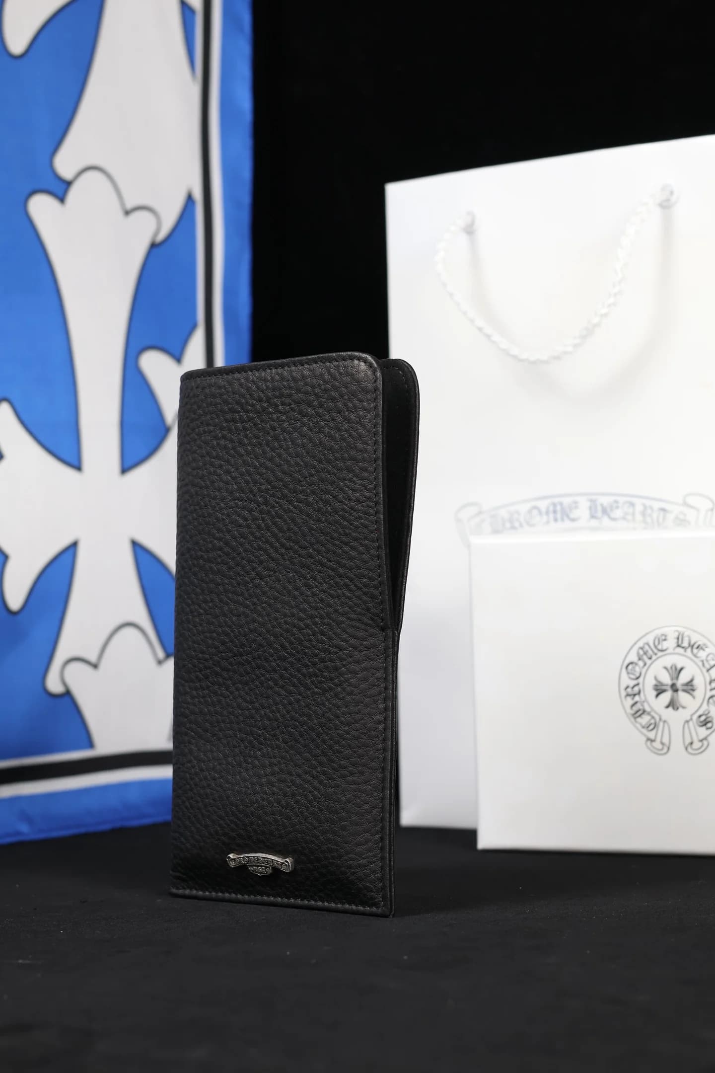 Черный кожаный чехол Chrome Hearts в ракурсе три четверти
