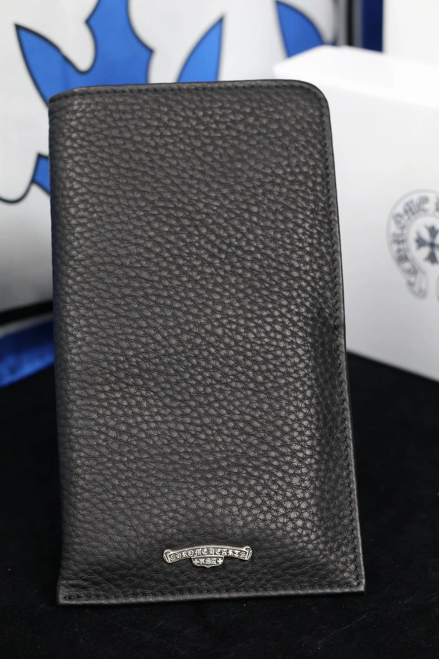 Фронтальный вид кожаного чехла для телефона Chrome Hearts