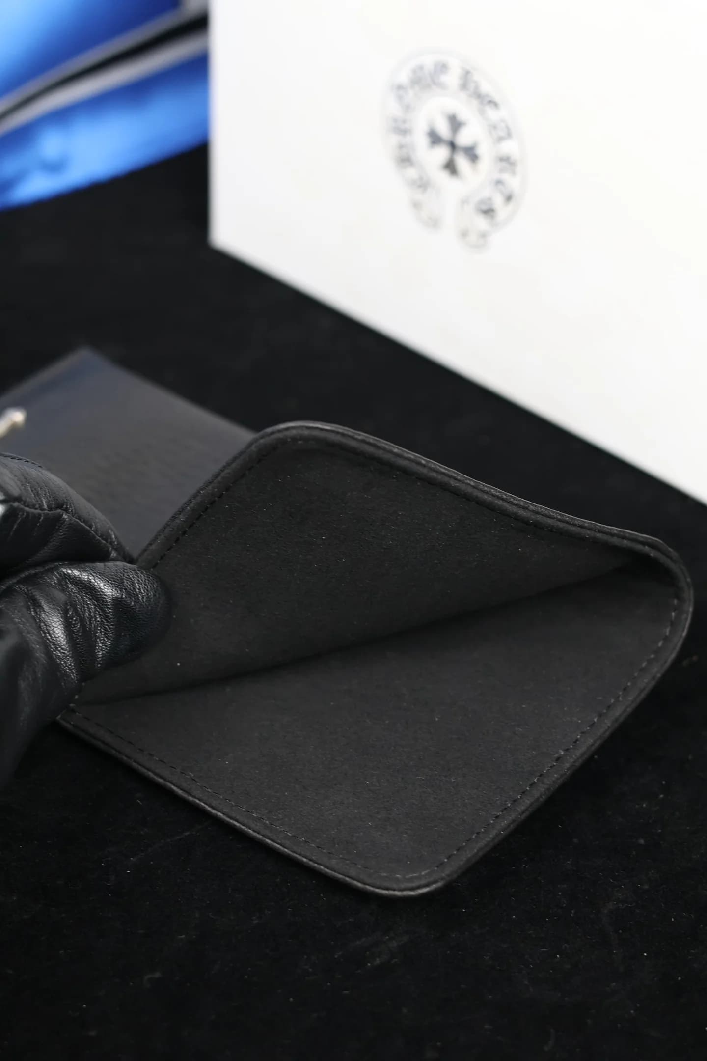Внутреннее отделение чехла Chrome Hearts с подкладкой