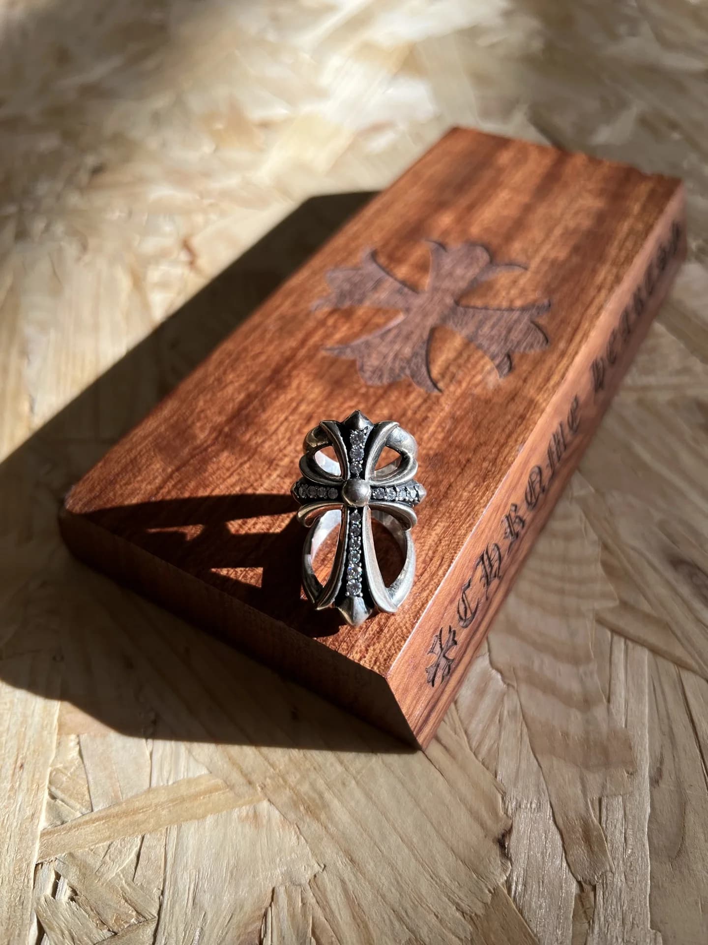 Серебряное кольцо Chrome Hearts Infinity с инкрустацией бриллиантами на деревянной подставке
