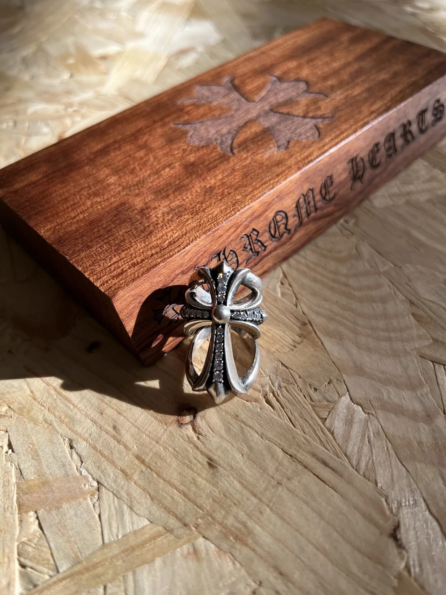 Кольцо Chrome Hearts Infinity из серебра 925 пробы с бриллиантовым паве, вид спереди