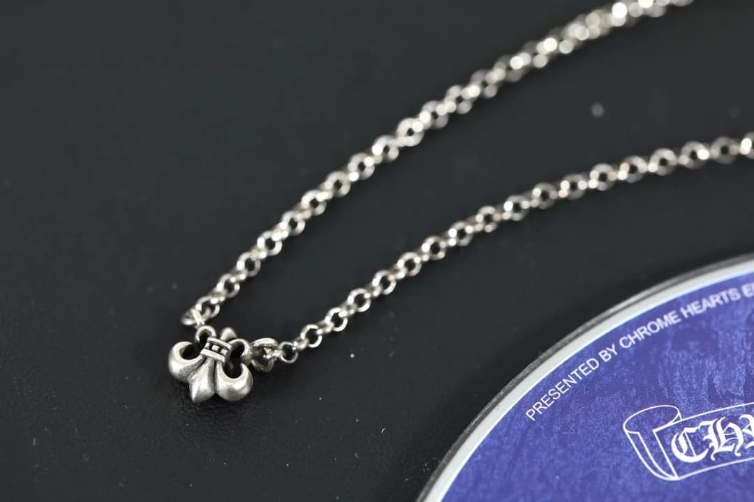 Подвеска в виде геральдической лилии на цепочке Chrome Hearts