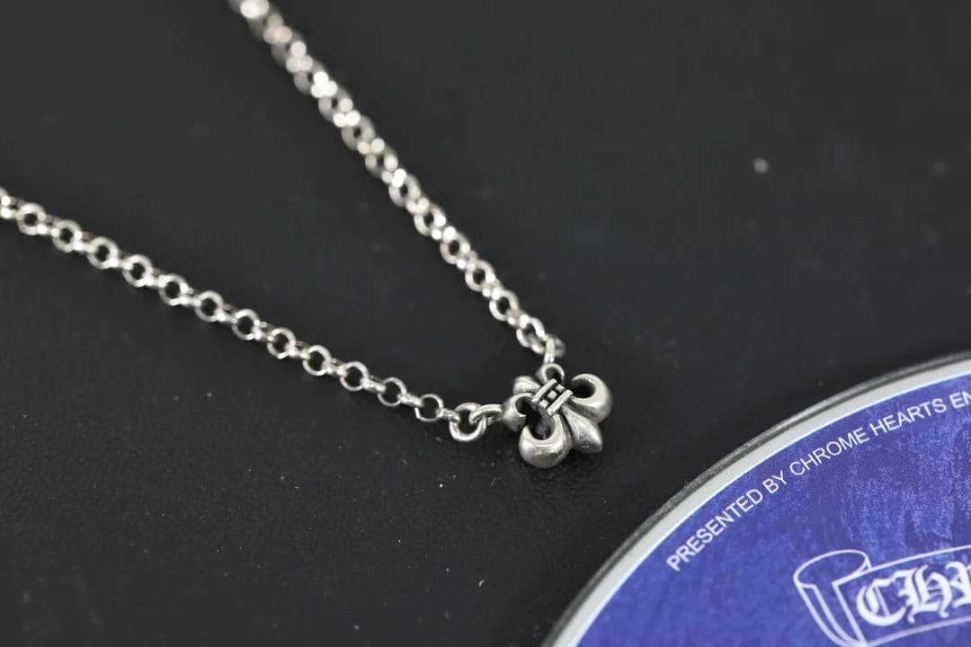 Кулон Fleur-de-lis на серебряной цепочке Chrome Hearts крупным планом