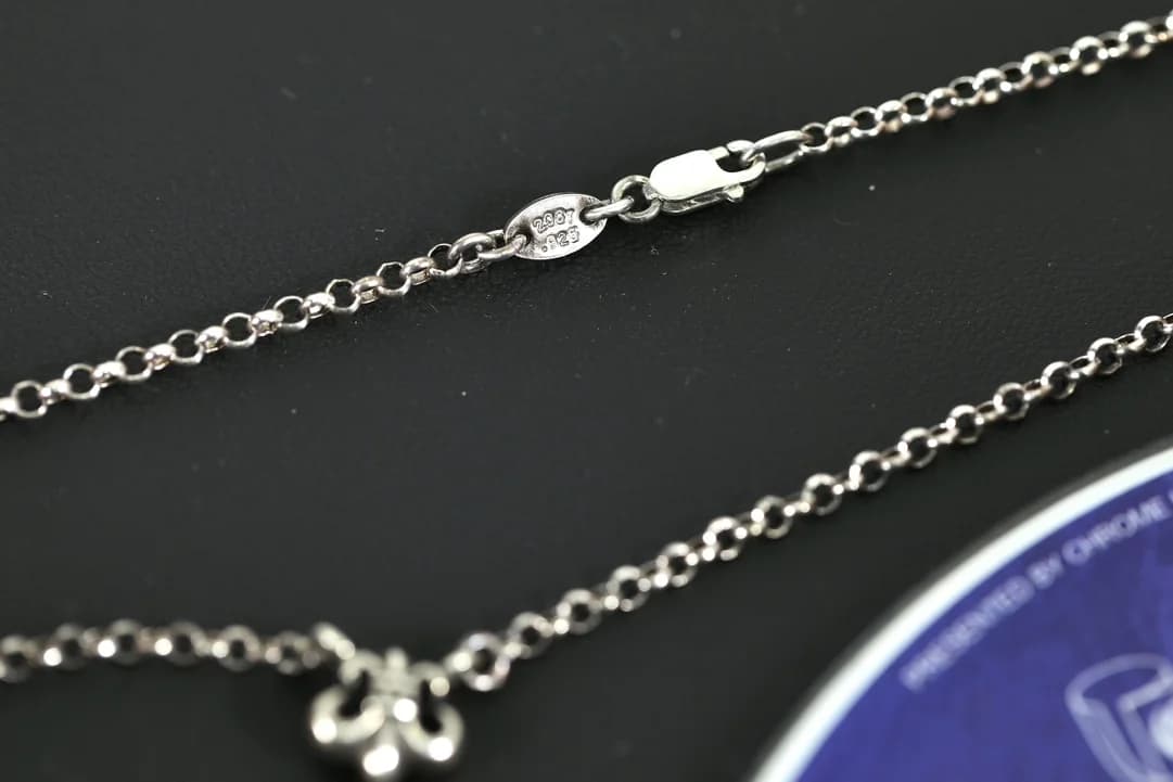 Застежка цепочки и подвеска колье Chrome Hearts крупным планом