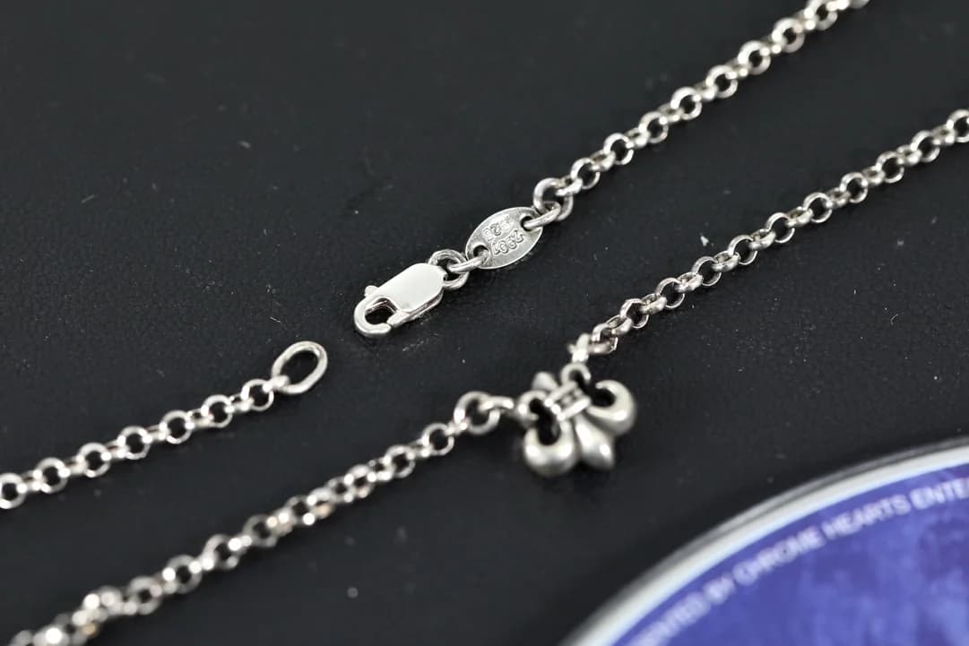 Замок-карабин и подвеска Fleur-de-lis серебряного колье Chrome Hearts