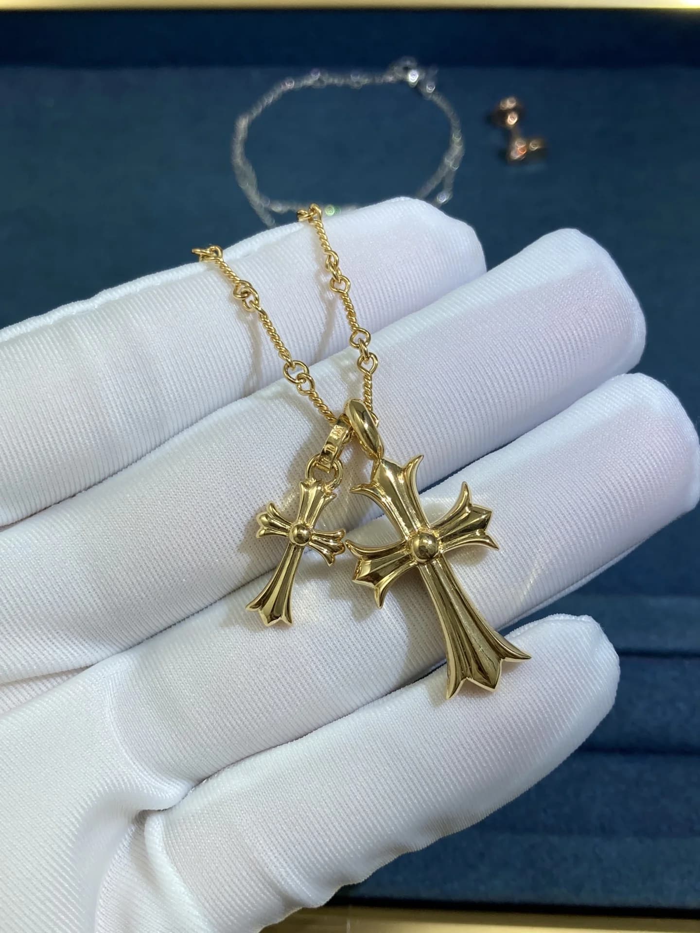Обратная гладкая сторона золотых подвесок-крестов Chrome Hearts