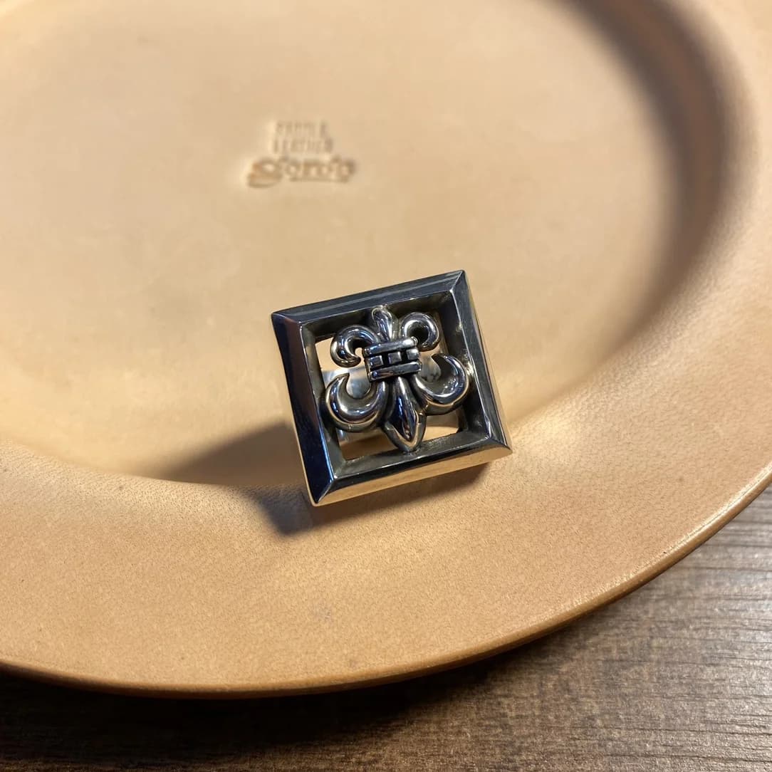 Массивное серебряное кольцо Chrome Hearts с узором Fleur-de-lis в квадратной рамке — вид сверху