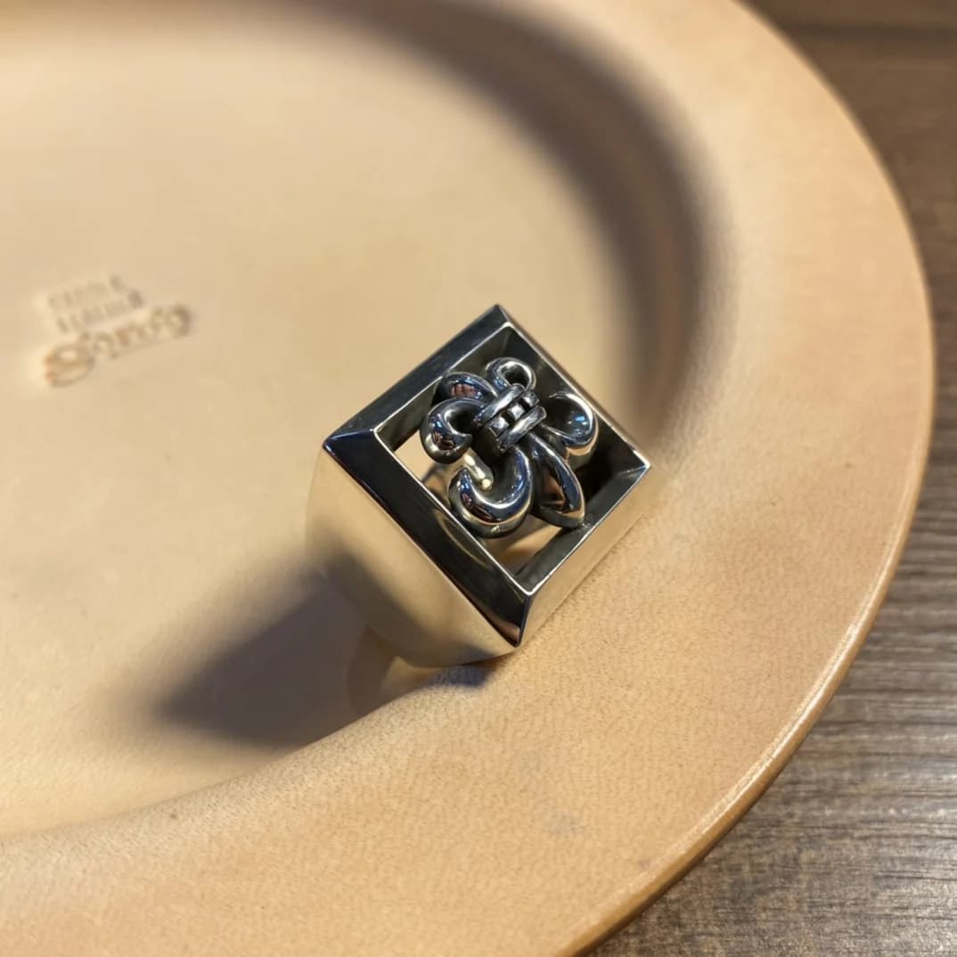 Серебряное кольцо Chrome Hearts Square Fleur под углом на подставке