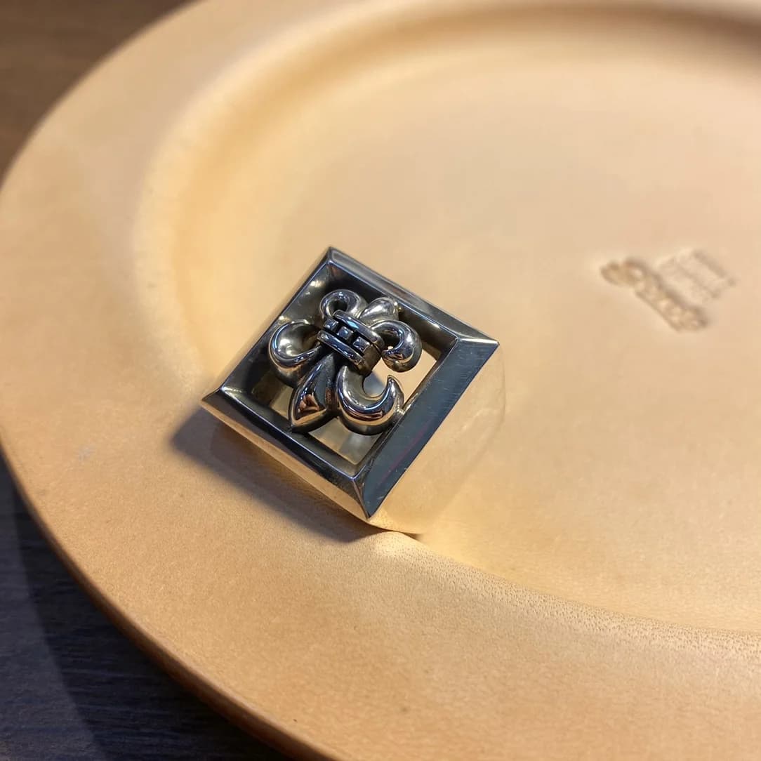 Квадратная лицевая часть кольца Chrome Hearts с цветком лилии из серебра 925 пробы