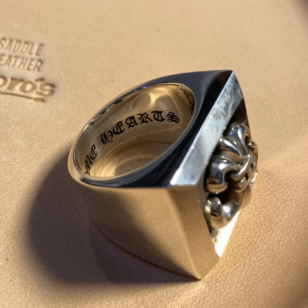 Фирменная гравировка HEARTS внутри массивного серебряного кольца Chrome Hearts