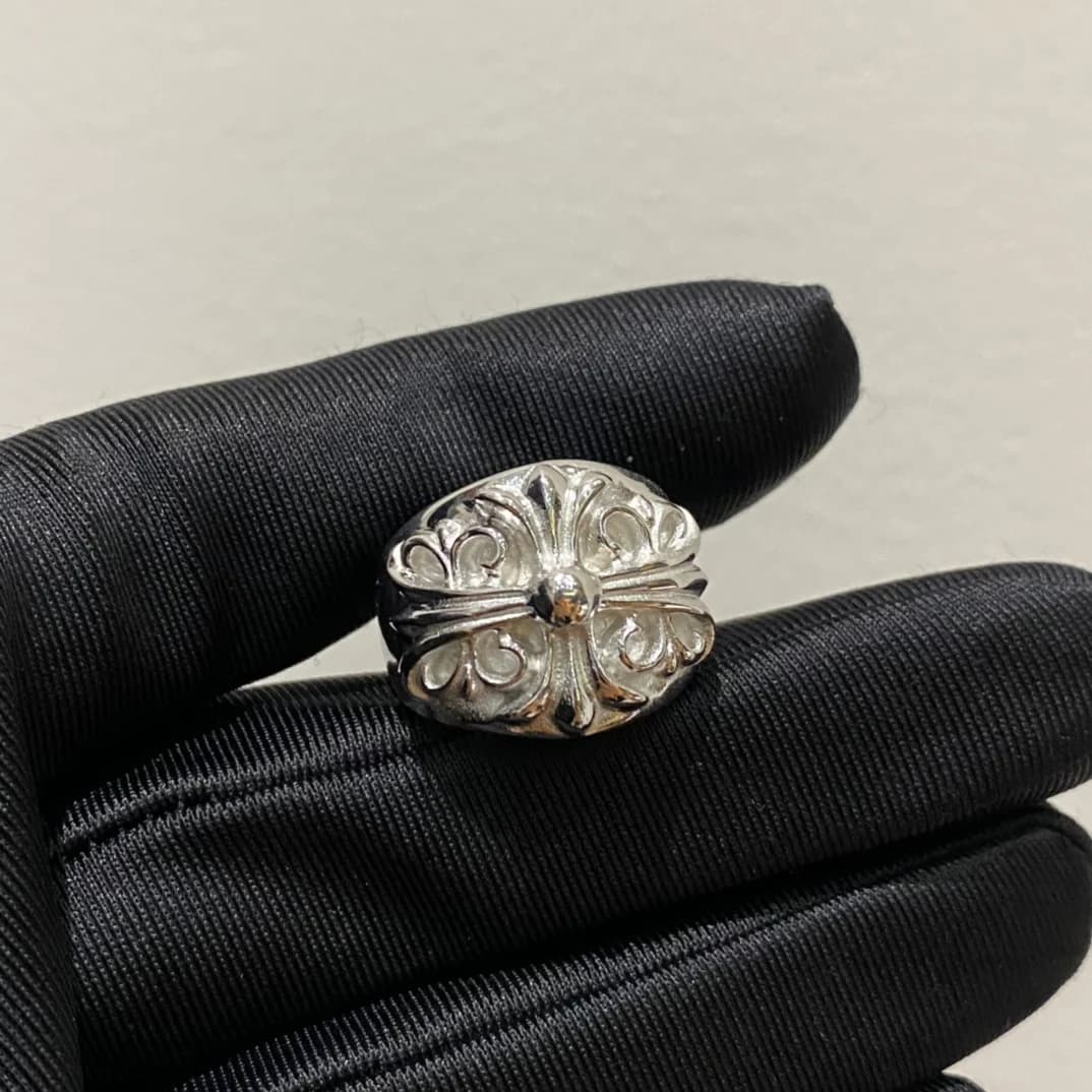 Кольцо Chrome Hearts Keeper с готическим орнаментом крупным планом