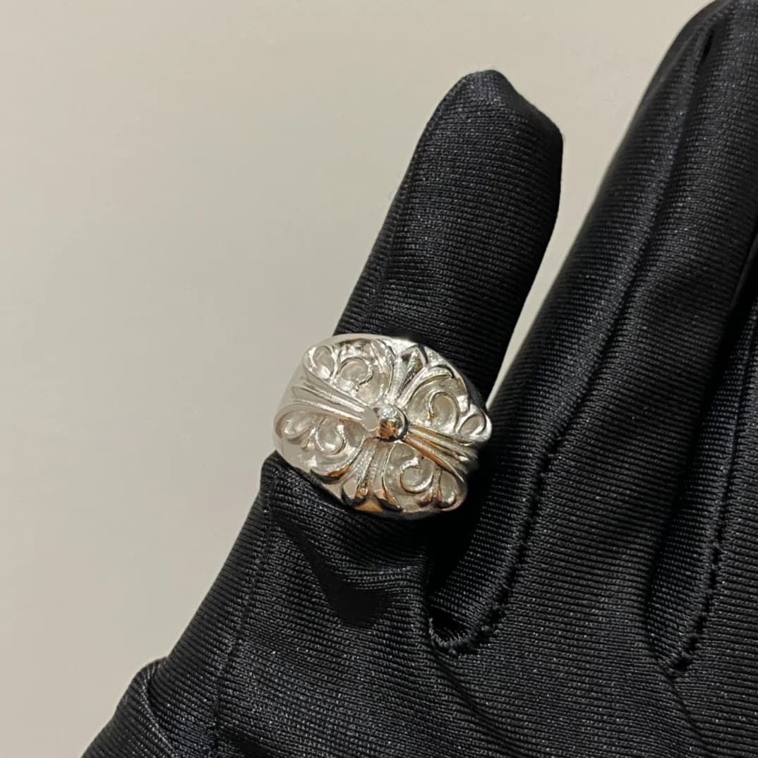 Кольцо Chrome Hearts Keeper на пальце