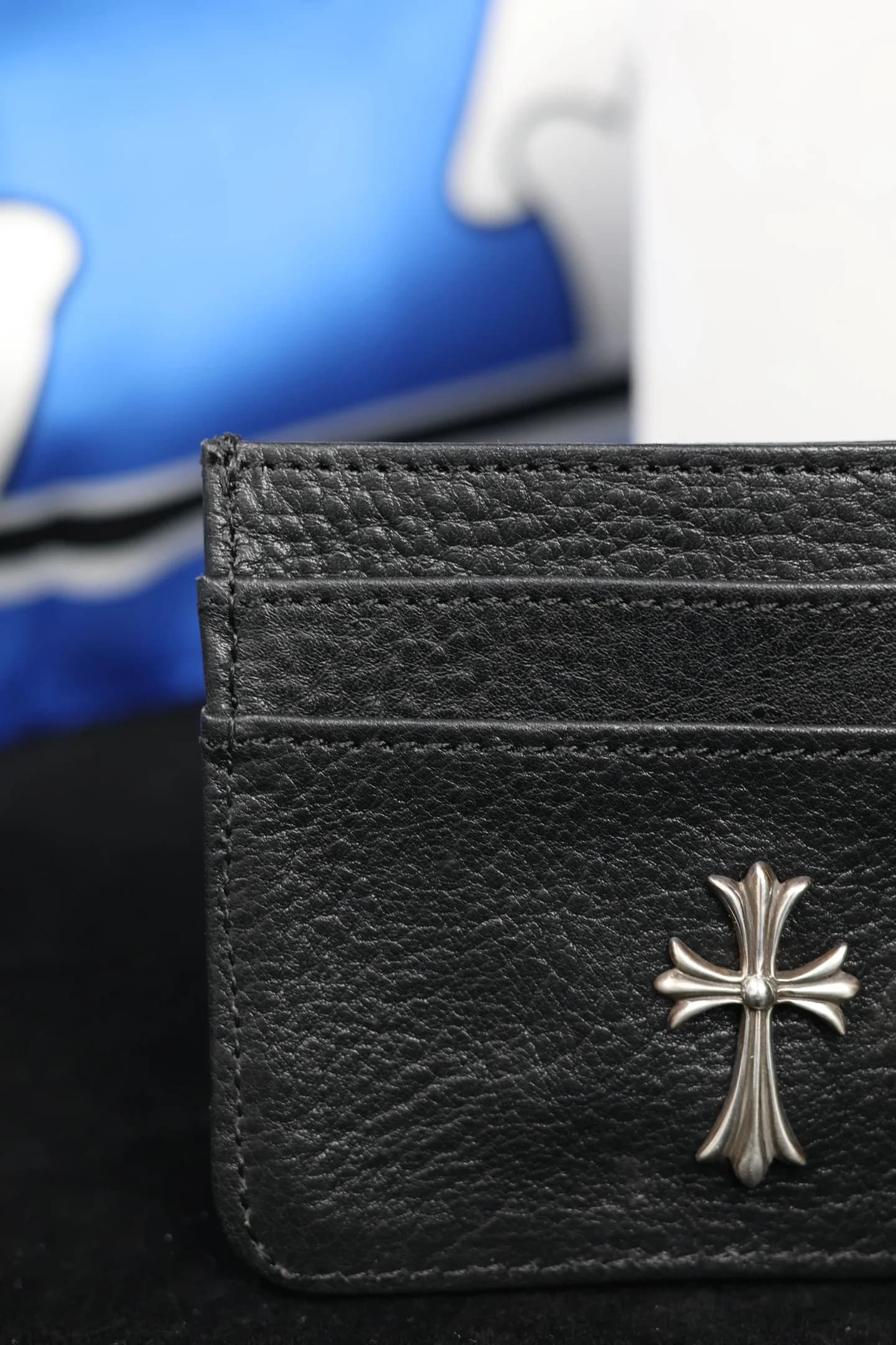 Фрагмент картхолдера Chrome Hearts из черной кожи с акцентным серебряным крестом