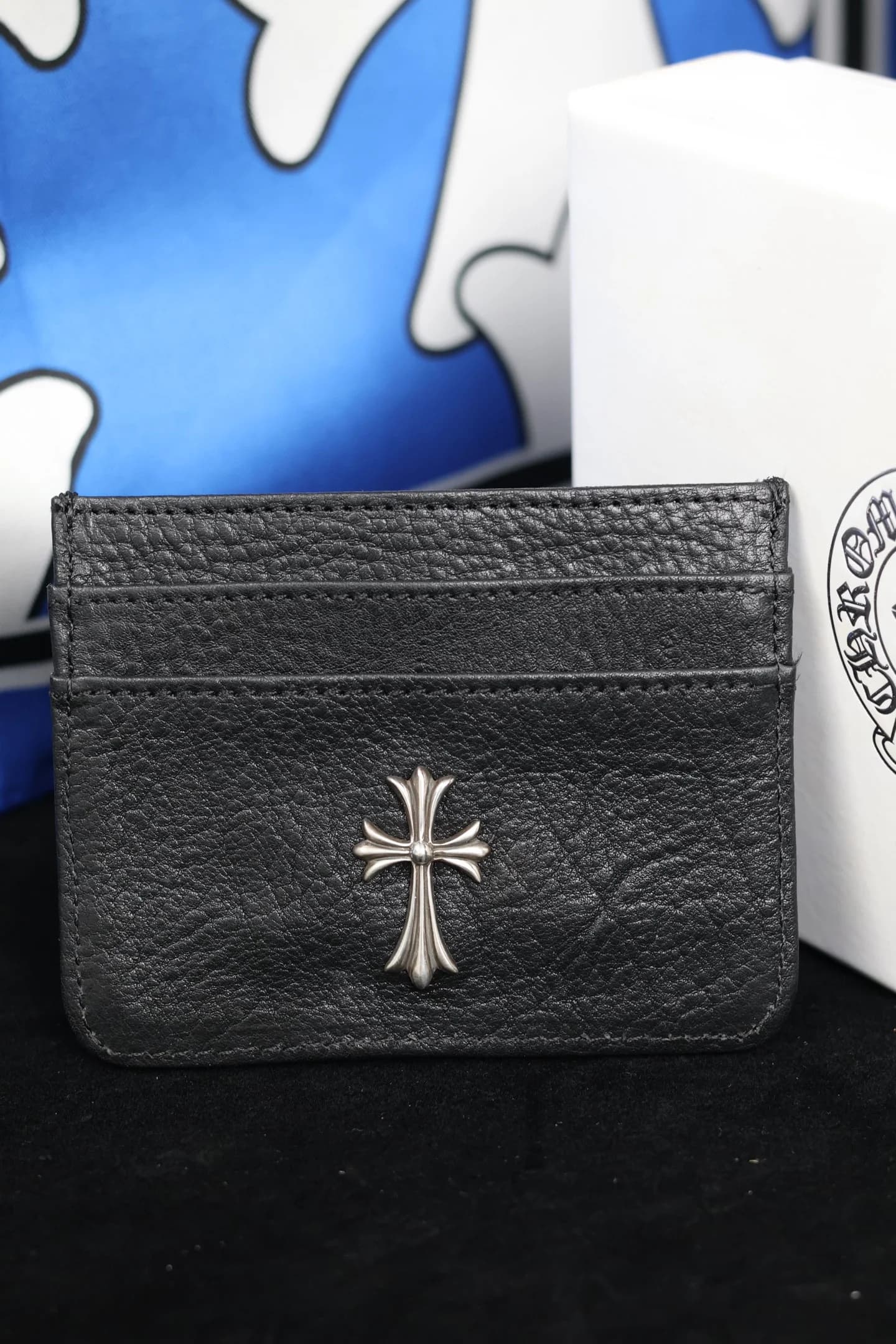 Фронтальный вид картхолдера Chrome Hearts из зернистой кожи с серебряным крестом