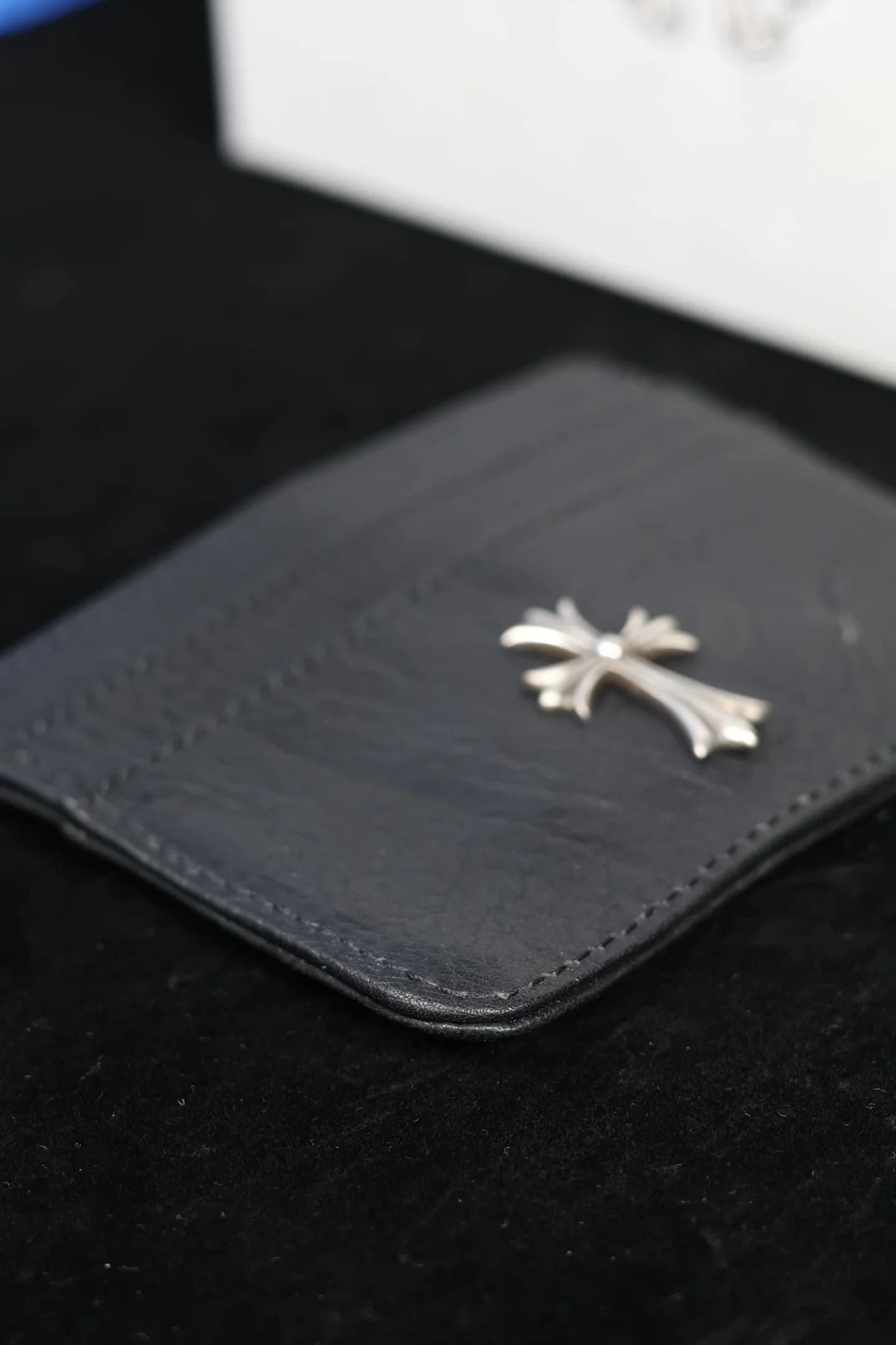 Черный кожаный картхолдер Chrome Hearts в ракурсе три четверти