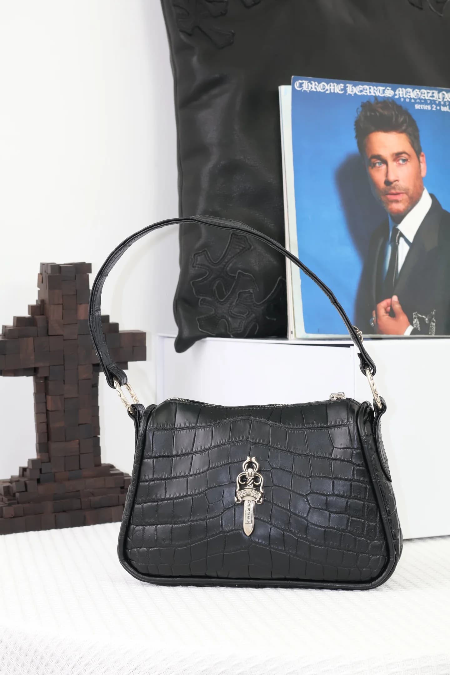 Сумка Chrome Hearts из чёрной кожи крокодила с серебряным кинжалом Dagger, вид спереди
