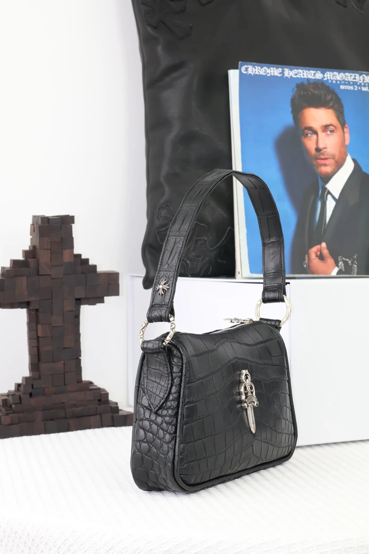 Чёрная сумка Chrome Hearts из кожи крокодила, ракурс три четверти