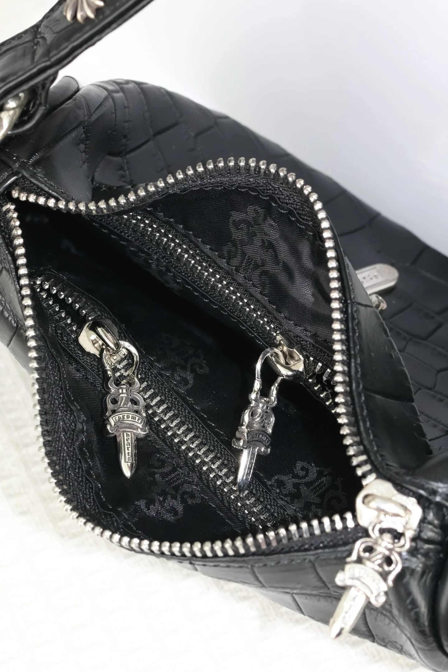 Внутреннее отделение сумки Chrome Hearts с жаккардовой подкладкой и карманом