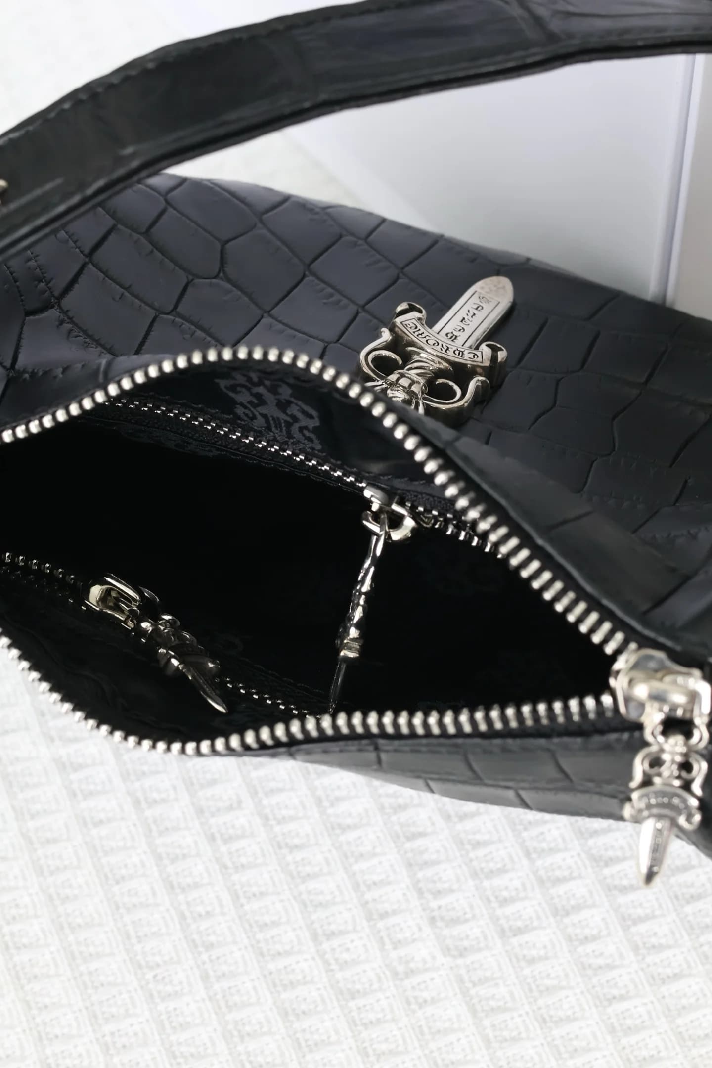 Открытое основное отделение сумки Chrome Hearts, вид сверху