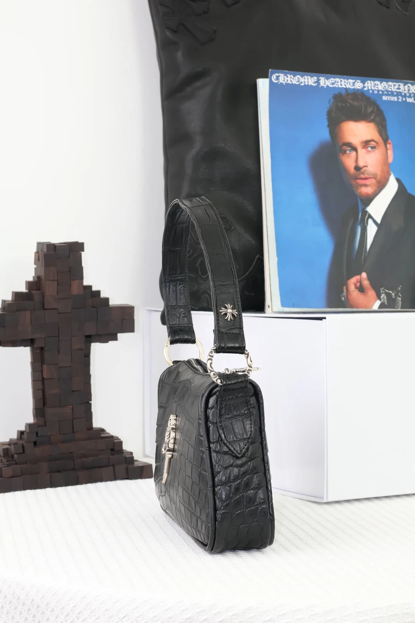 Вид сбоку на чёрную сумку Chrome Hearts из крокодиловой кожи