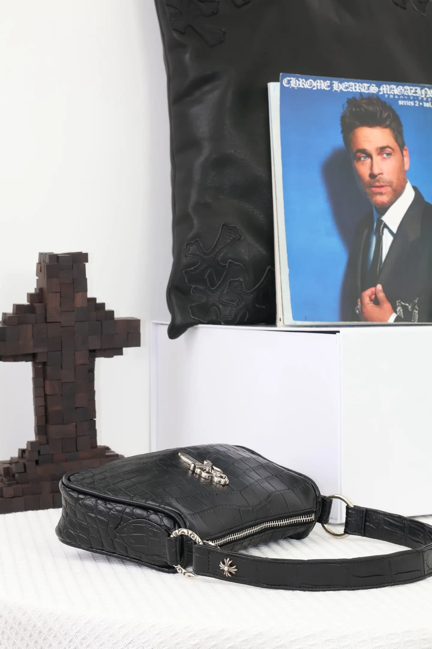 Сумка Chrome Hearts из кожи крокодила с плечевым ремнем, вид под углом