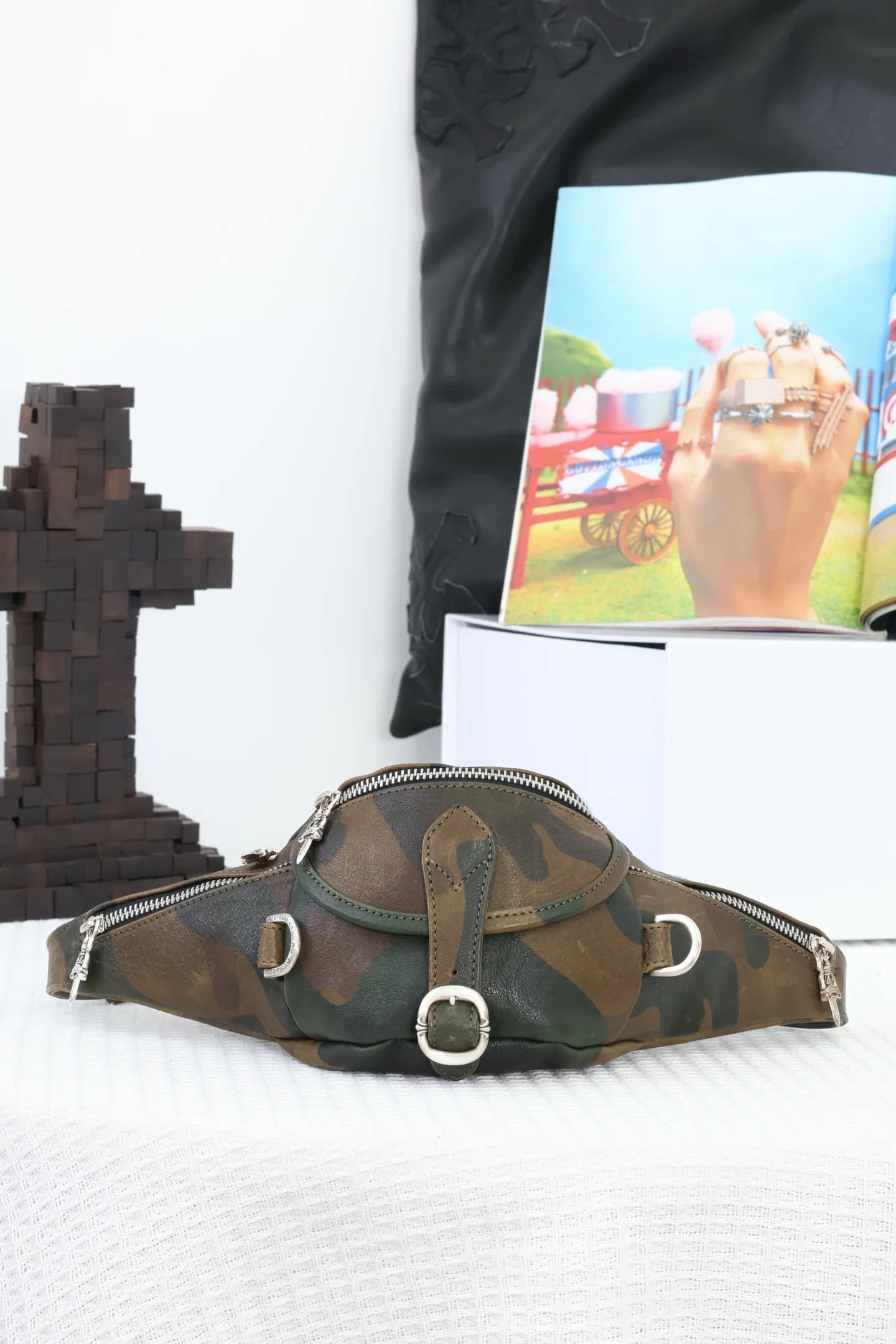 Кожаная камуфляжная поясная сумка Chrome Hearts Snat Pack Mini с серебряной фурнитурой — вид спереди