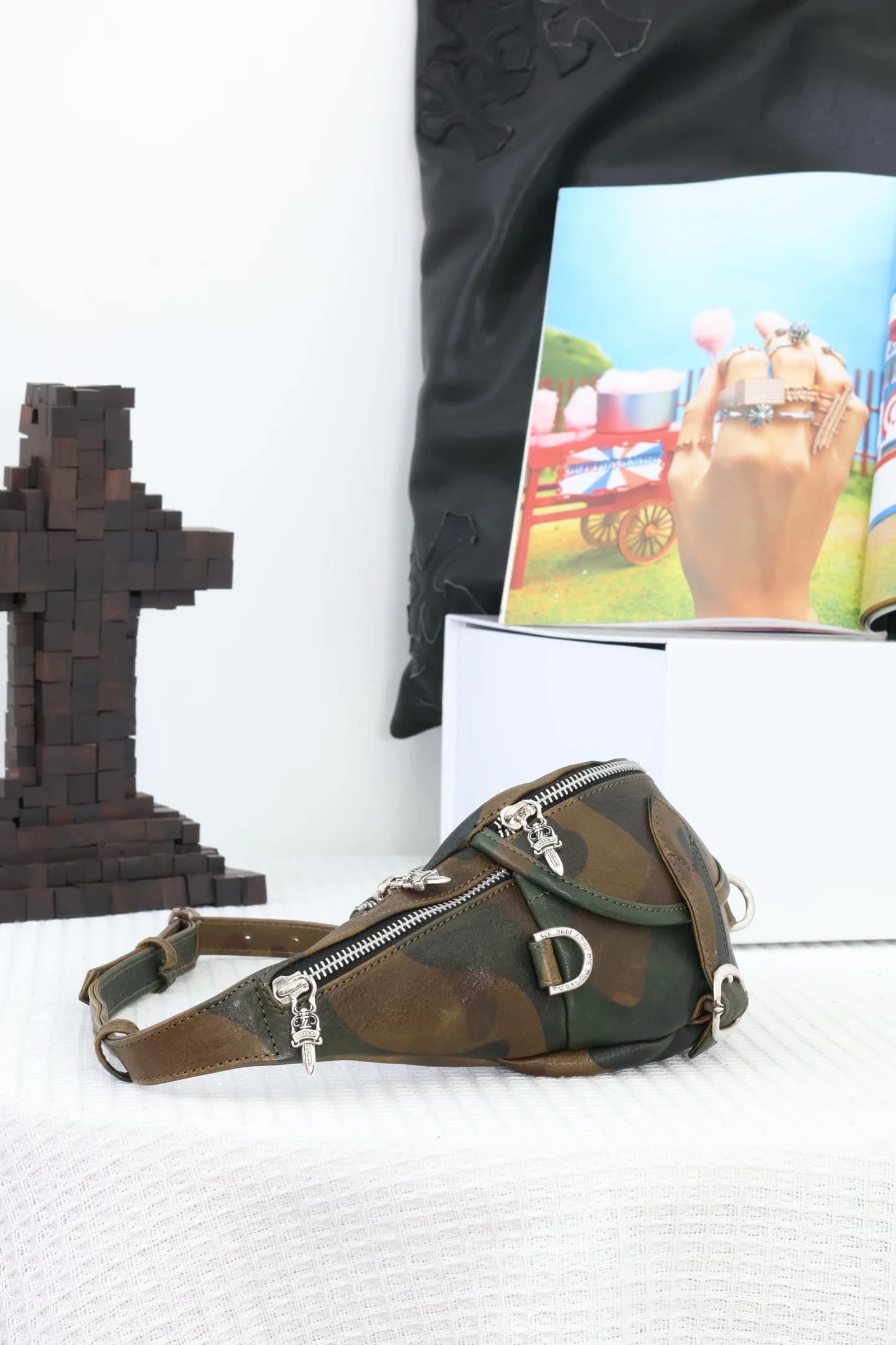 Поясная сумка Chrome Hearts Snat Pack Mini Camo под углом справа