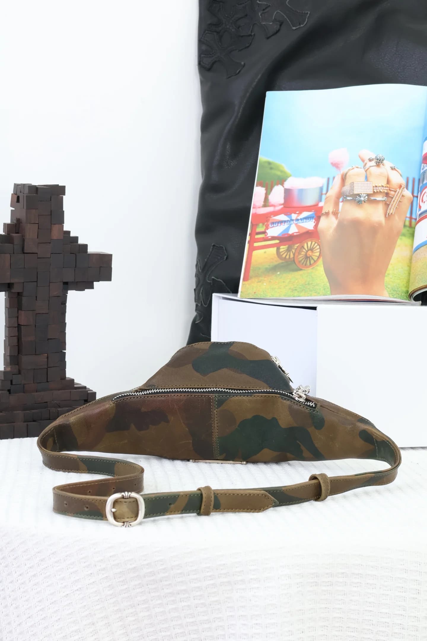 Задняя сторона поясной сумки Chrome Hearts Snat Pack Mini Camo с ремнем