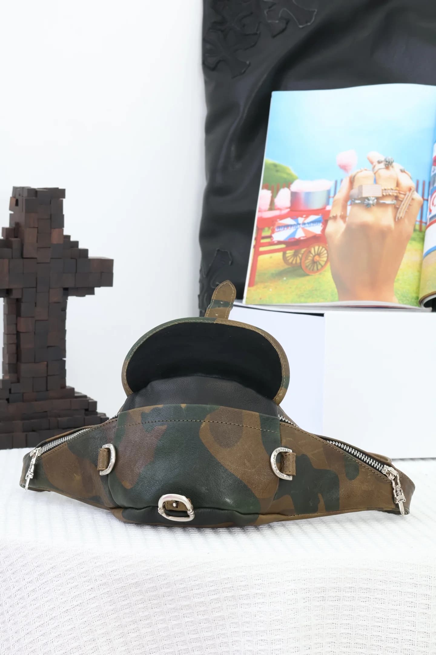 Открытая поясная сумка Chrome Hearts Snat Pack Mini Camo с видом на внутреннее отделение