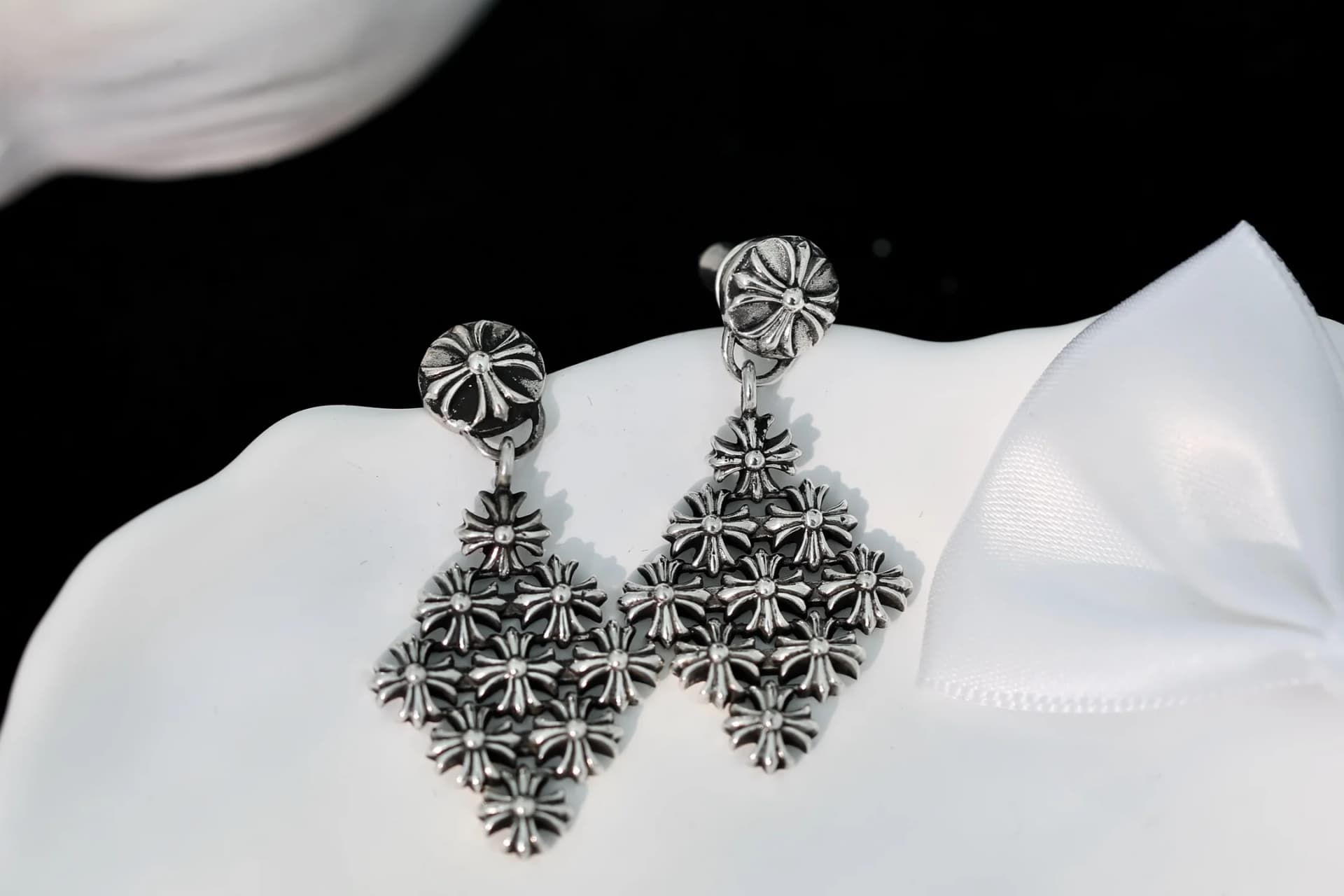 Серьги Chrome Hearts из серебра 925 пробы на белом декоративном блюдце