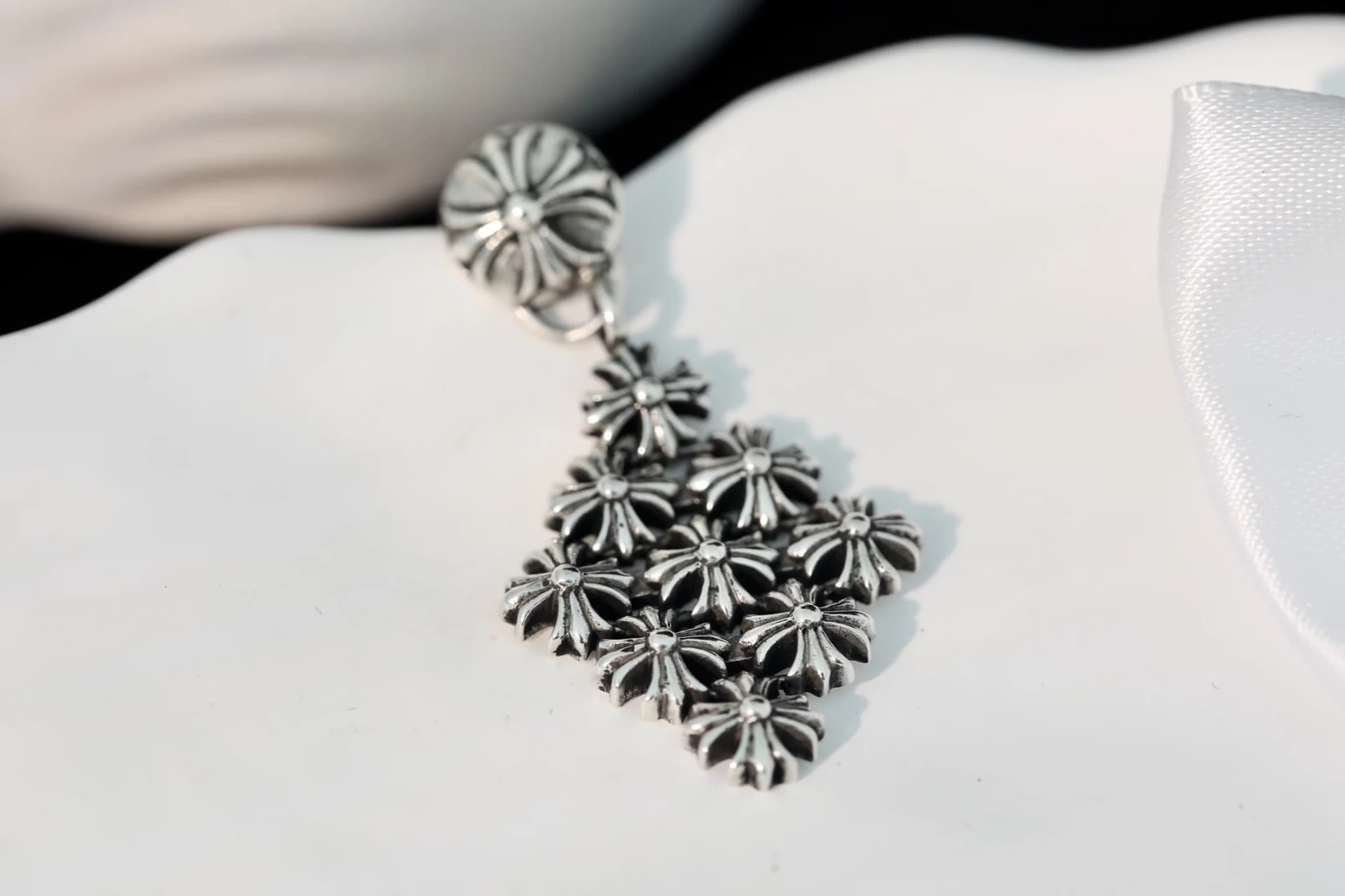 Детализированный вид ромбовидной подвески серьги Chrome Hearts из серебра