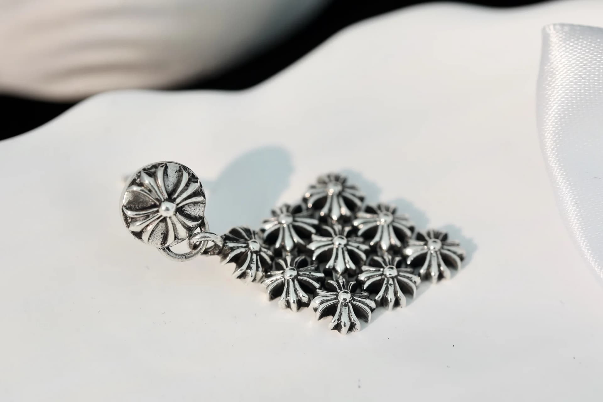 Серьга Chrome Hearts в ракурсе сбоку, демонстрирующая объемный орнамент