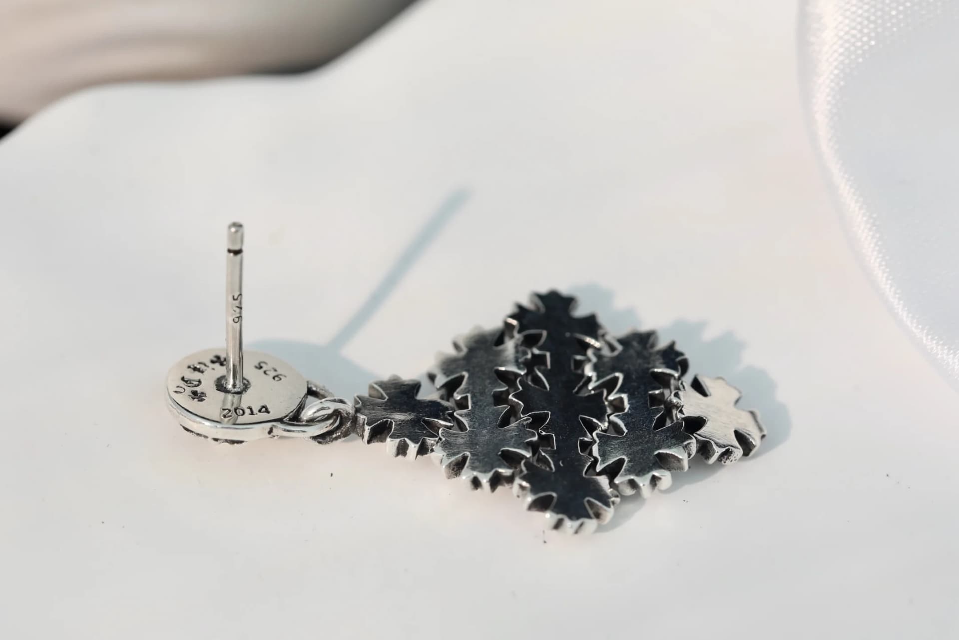 Обратная сторона серьги Chrome Hearts с гравировкой и штифтом