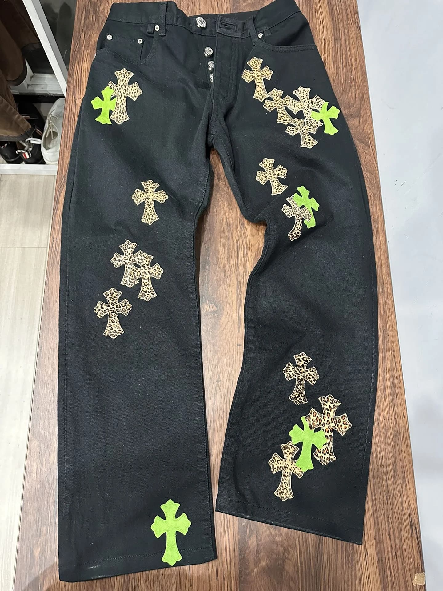 Черные джинсы Chrome Hearts 501 с зелеными и леопардовыми нашивками-крестами, вид спереди